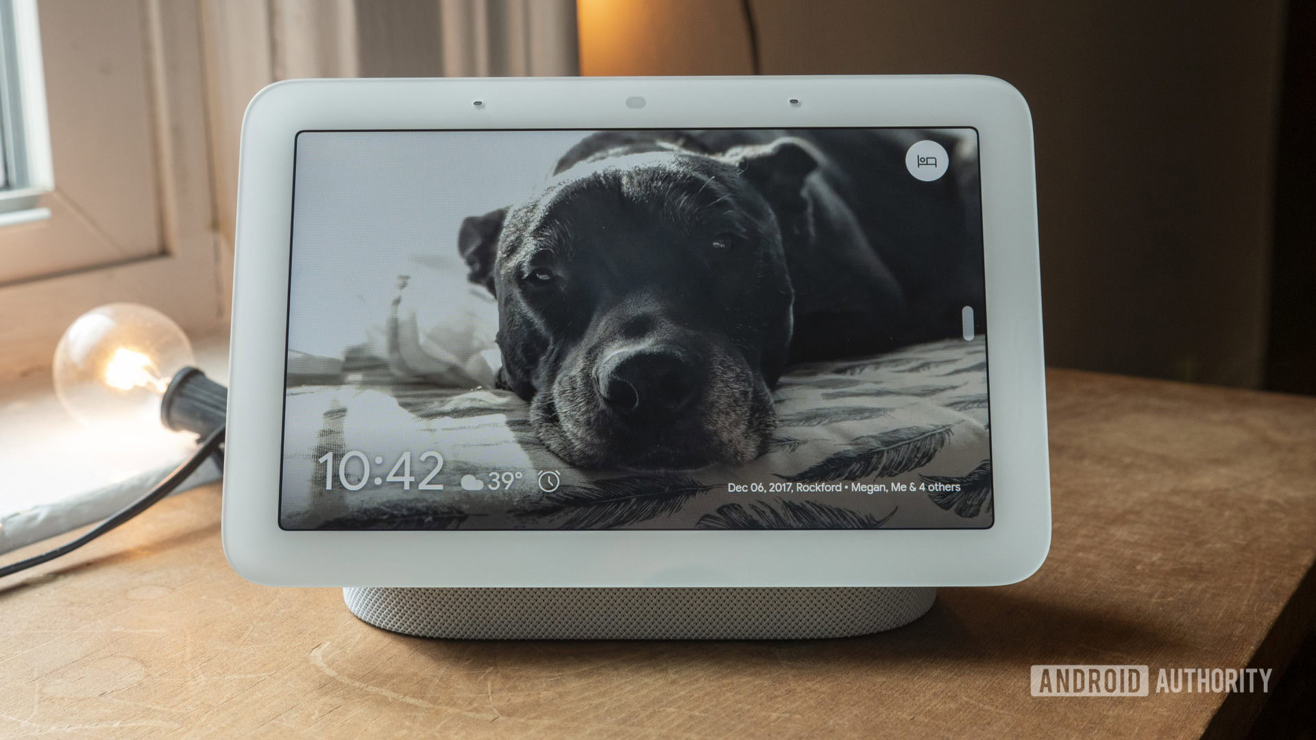 Google Nest Hub de resenha de segunda geração Frame 2 quadro 2 Hub de ninho de segunda geração do Google como parte de uma configuração de casa inteligente.