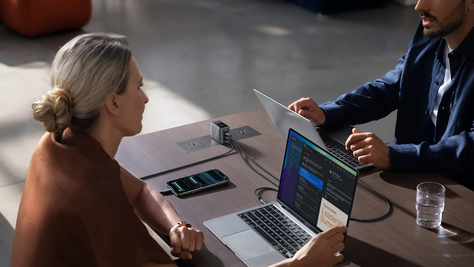 Anker Prime Charger 160W usado na mesa de trabalho