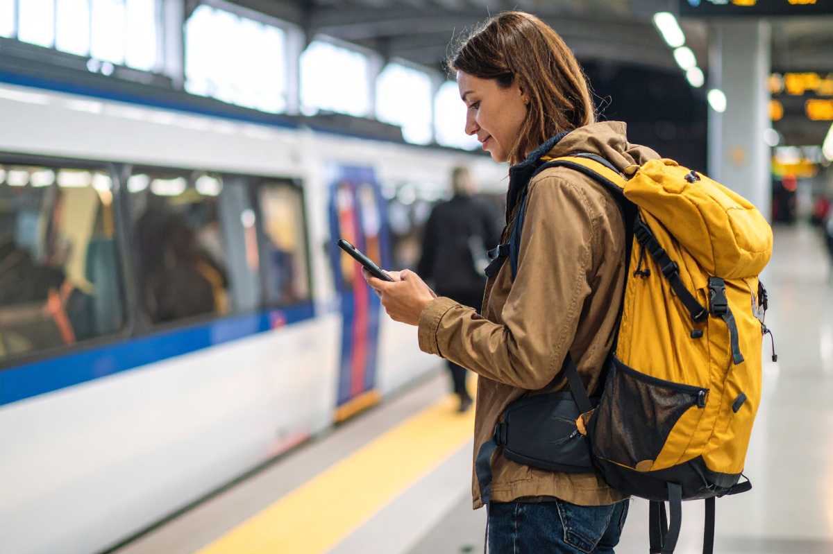 eSIM Train Woman GigSky