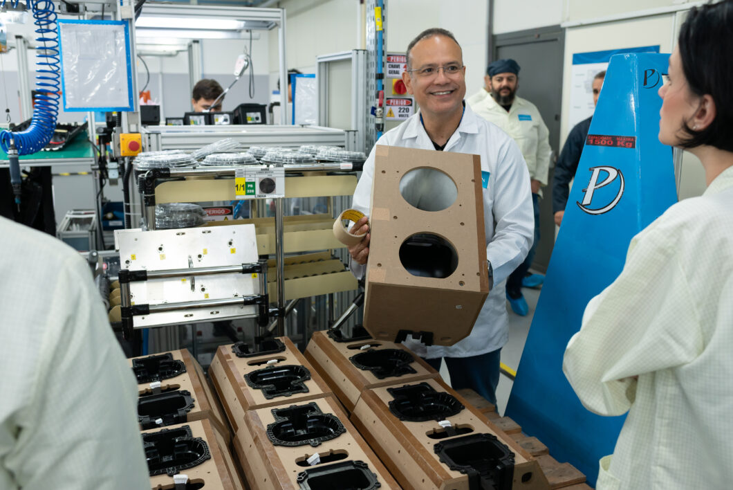 Caixas de som recém-saídas da marcenaria da fábrica (imagem: reprodução/Harman)