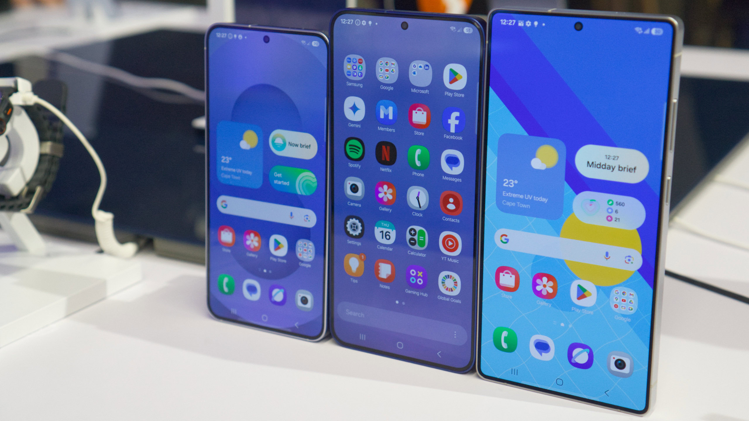 Vista frontal da família Samsung Galaxy S25