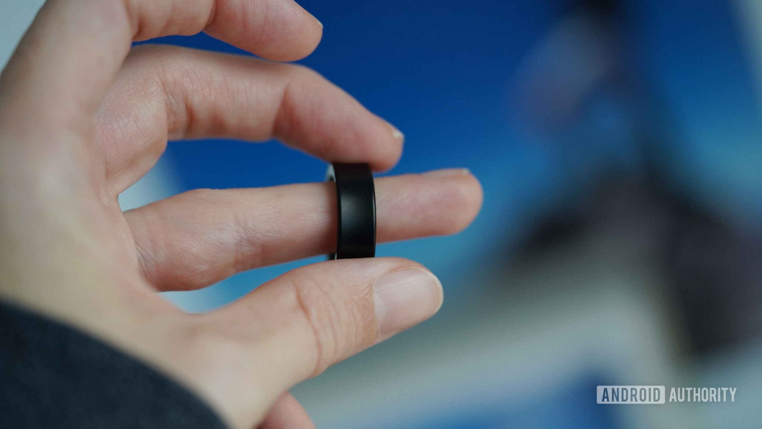 Samsung Galaxy Ring Fit Um usuário verifica o ajuste do seu anel Galaxy Samsung.