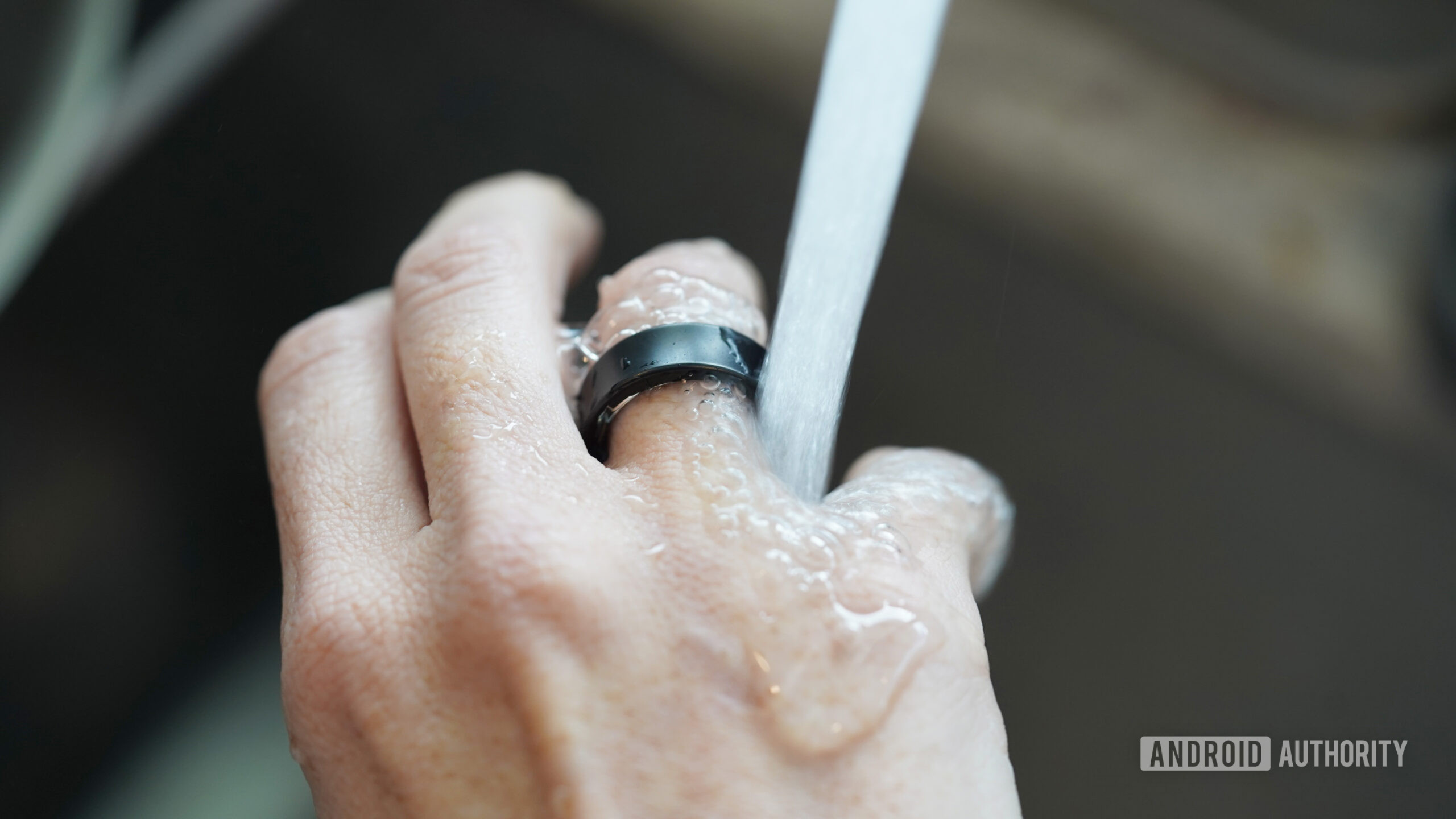 Água do anel da Samsung Galaxy Um usuário do anel da Samsung Galaxy se transforma em água fria para remover o anel.