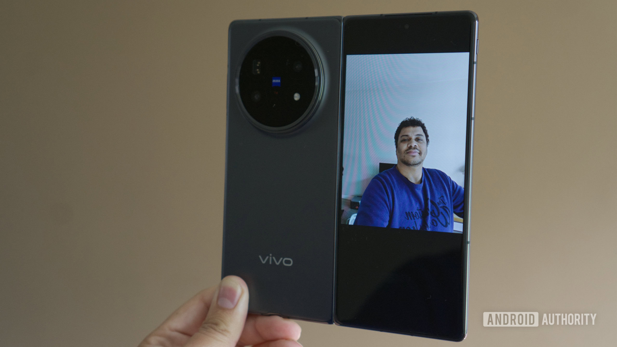 Visualização de selfie da câmera traseira do Vivo x Fold 5