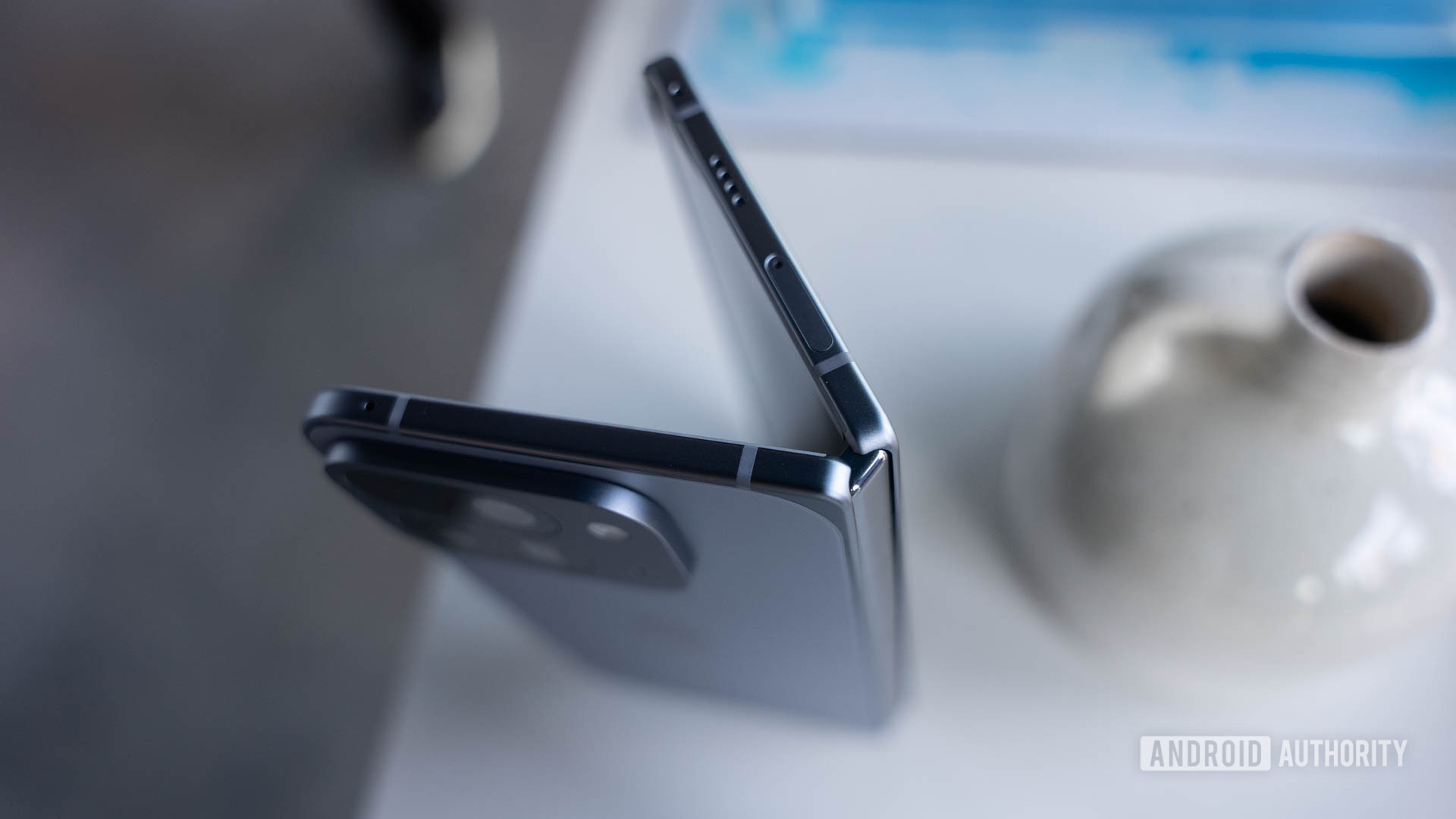 Google Pixel 10 Pro Dold Parcialmente desviado visto de cima, focado na dobradiça