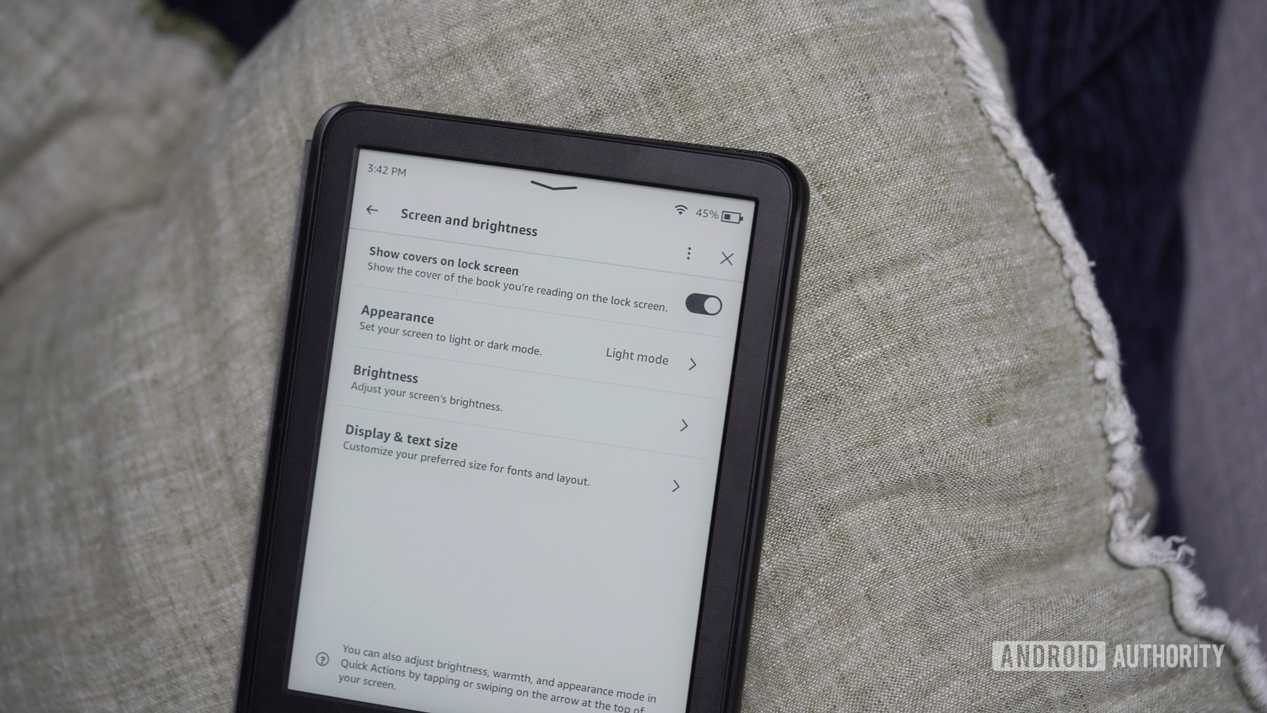 Configurações da tela Kindle Lock Um usuário do Kindle ajusta as configurações da tela de bloqueio.