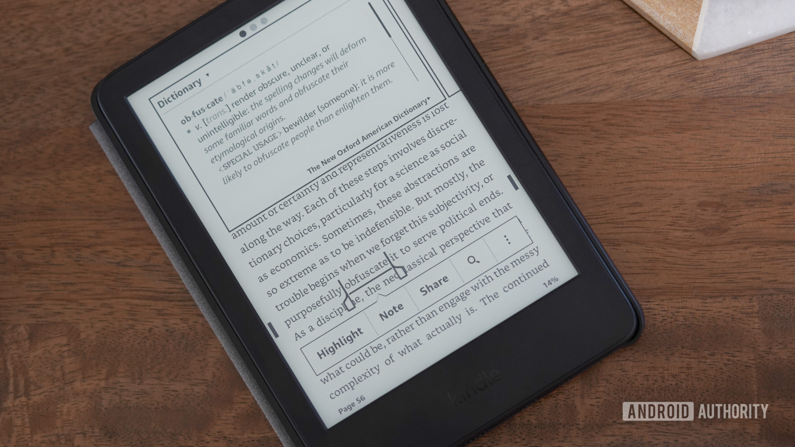 Kindle Look Up Word Um usuário procura uma palavra em seu Kindle.