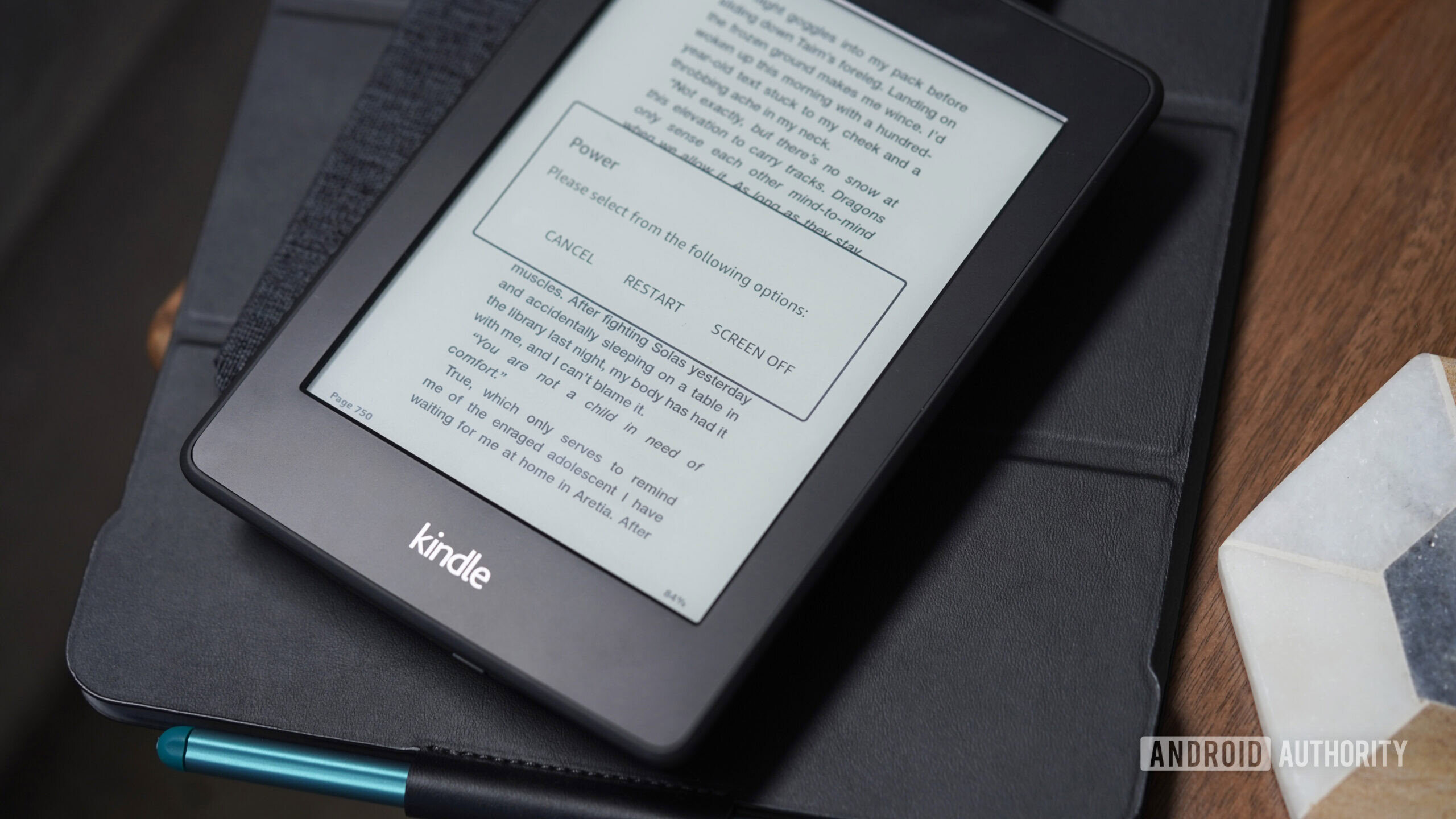 Tela do Kindle Off Um usuário define sua tela Kindle como em branco.