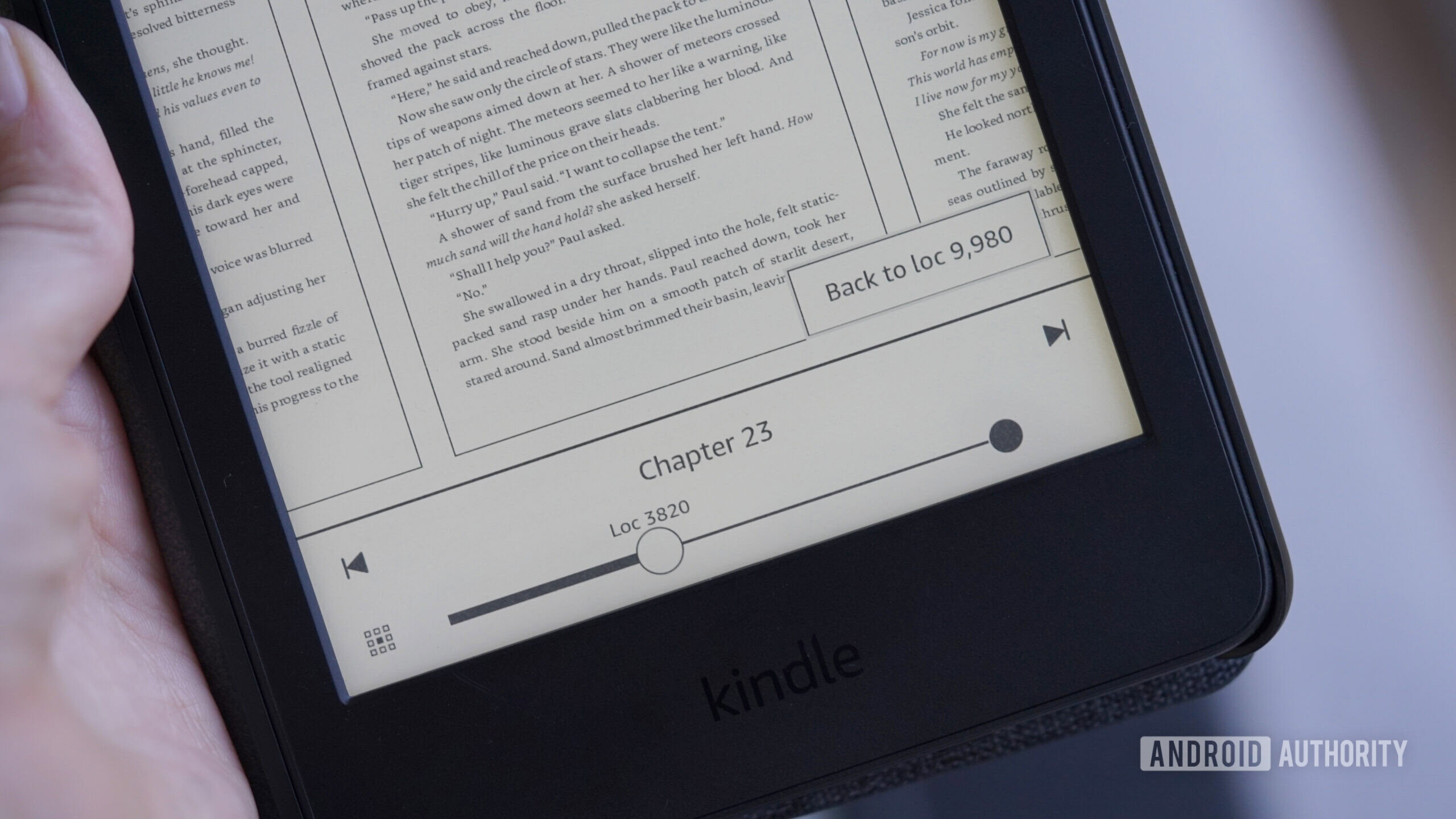 Localização do Kindle Um usuário do Kindle desliza entre as páginas usando o atalho de localização.