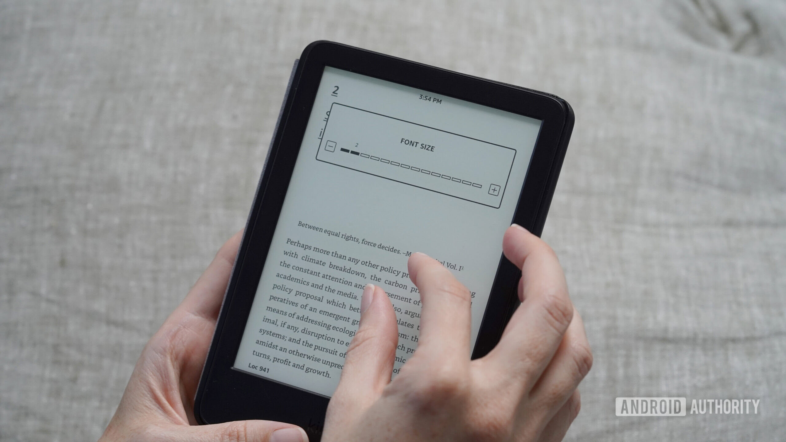 Tamanho da fonte Kindle Um usuário do Kindle ajusta o tamanho da fonte.