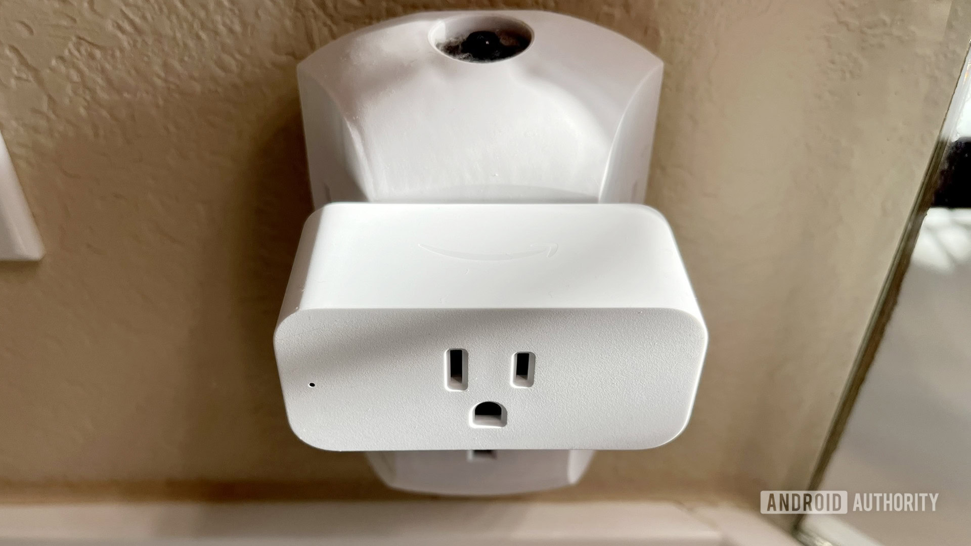 Amazon Smart Plug Banheiro 3 Uma vista de cima para baixo do plugue inteligente da Amazon em um soquete do banheiro