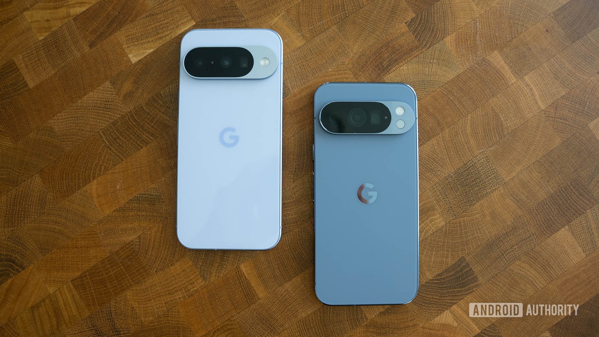Google Pixel 10 em Frost vs Google Pixel 10 Pro em Moonstone (1 de 5) Google Pixel 10 em Frost vs Google Pixel 10 Pro em Moonstone (1 de 5)
