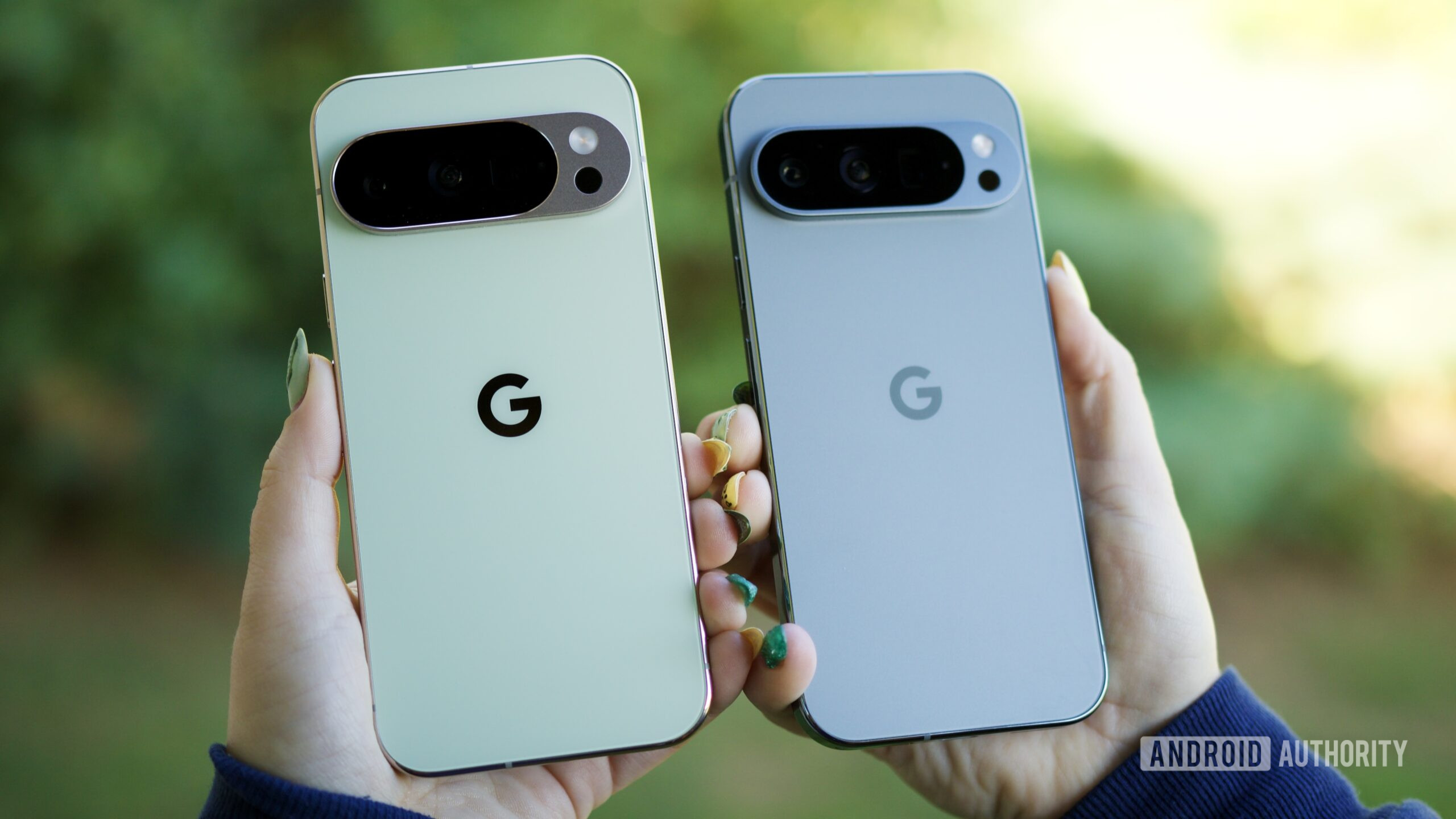 Google Pixel 10 Pro vs Pixel 9 Pro Comparação de Câmera Hero 3 Alguém segurando o Pixel 10 Pro e o Pixel 9 Pro, mostrando a parte traseira dos telefones.