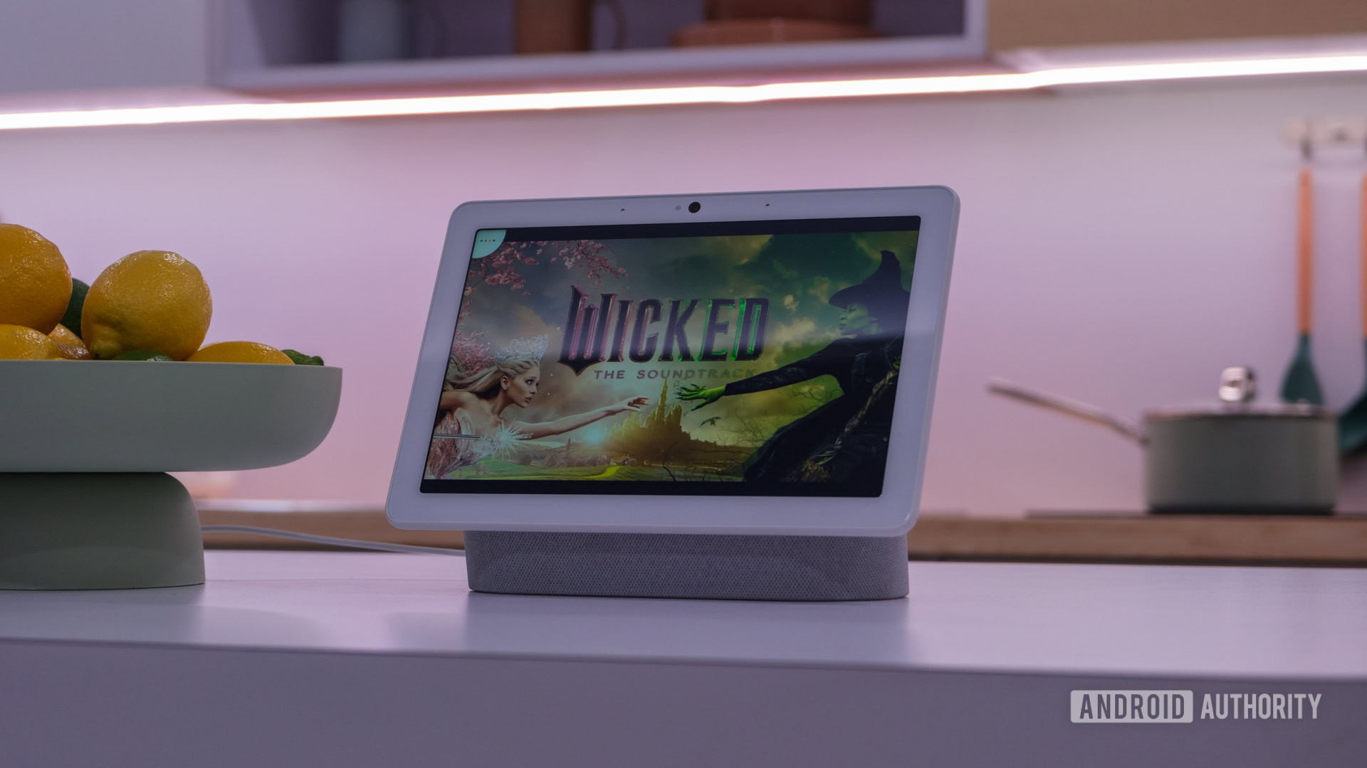 Google Nest Hub Max com modelos Gemini tocando trilha sonora de Wicked Google Nest Hub Max com modelos Gemini tocando trilha sonora de Wicked