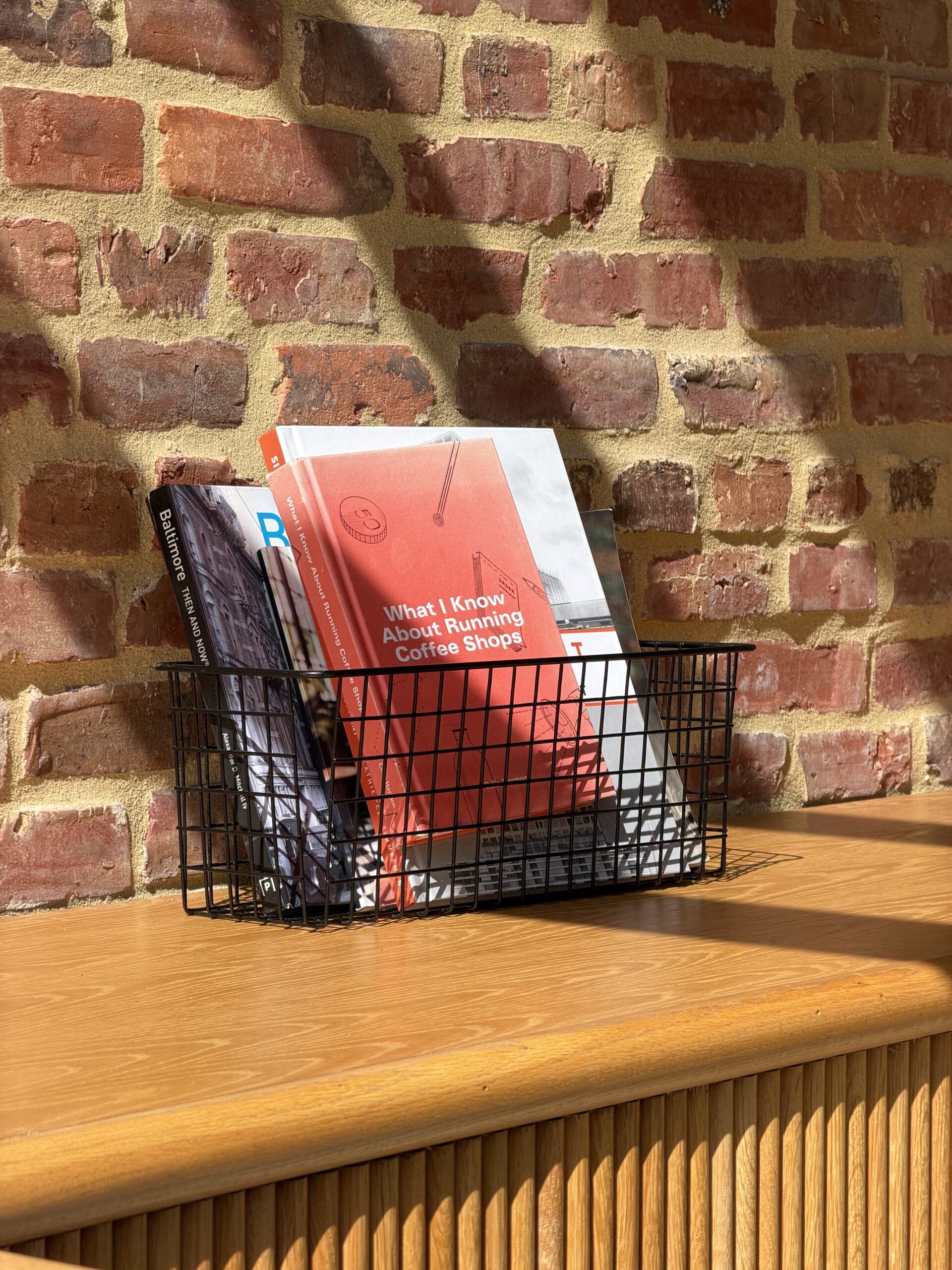 Cesta de livros iPhone 17 Pro 4x