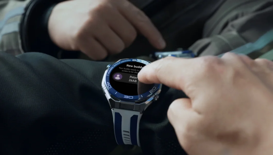 Foto em close-up de um smartwatch Huawei Watch Ultimate 2 no pulso de uma pessoa