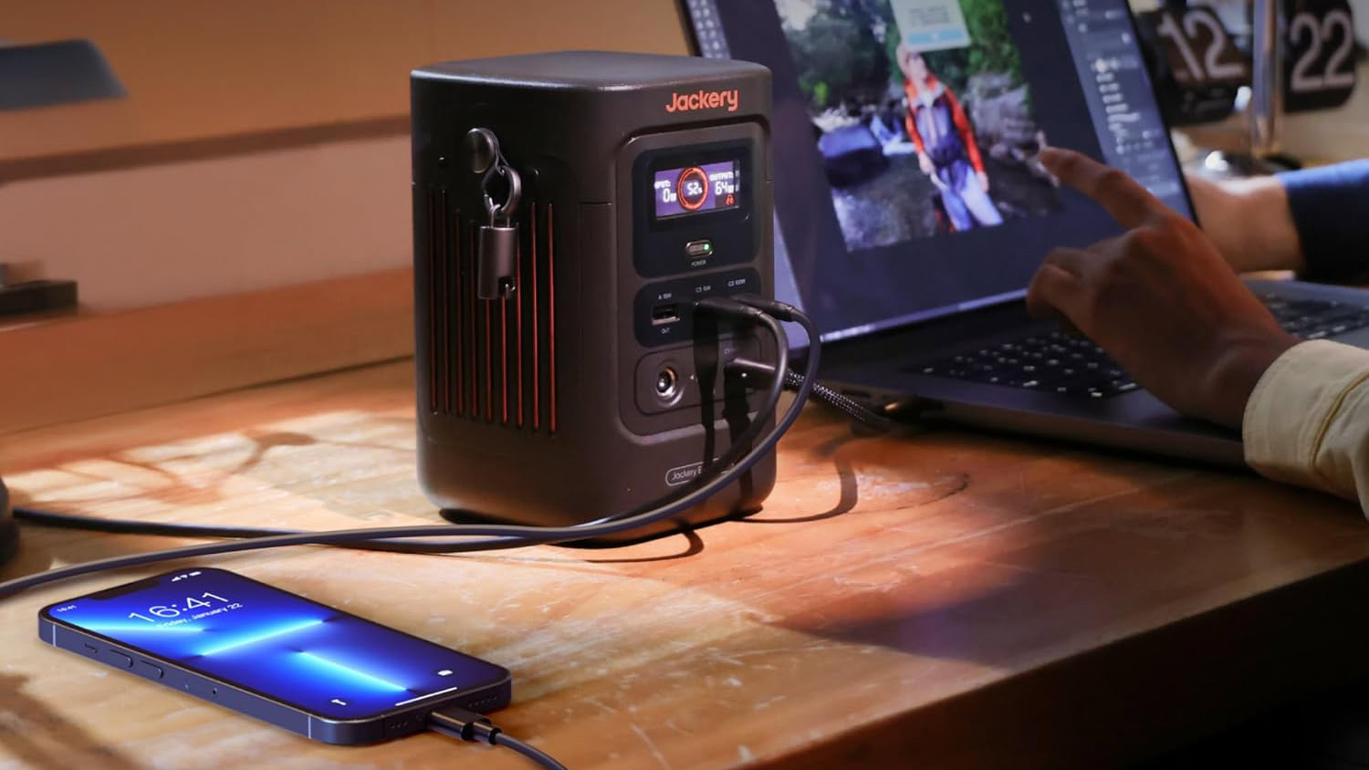 Jackery Explorer 240D Power Bank na mesa