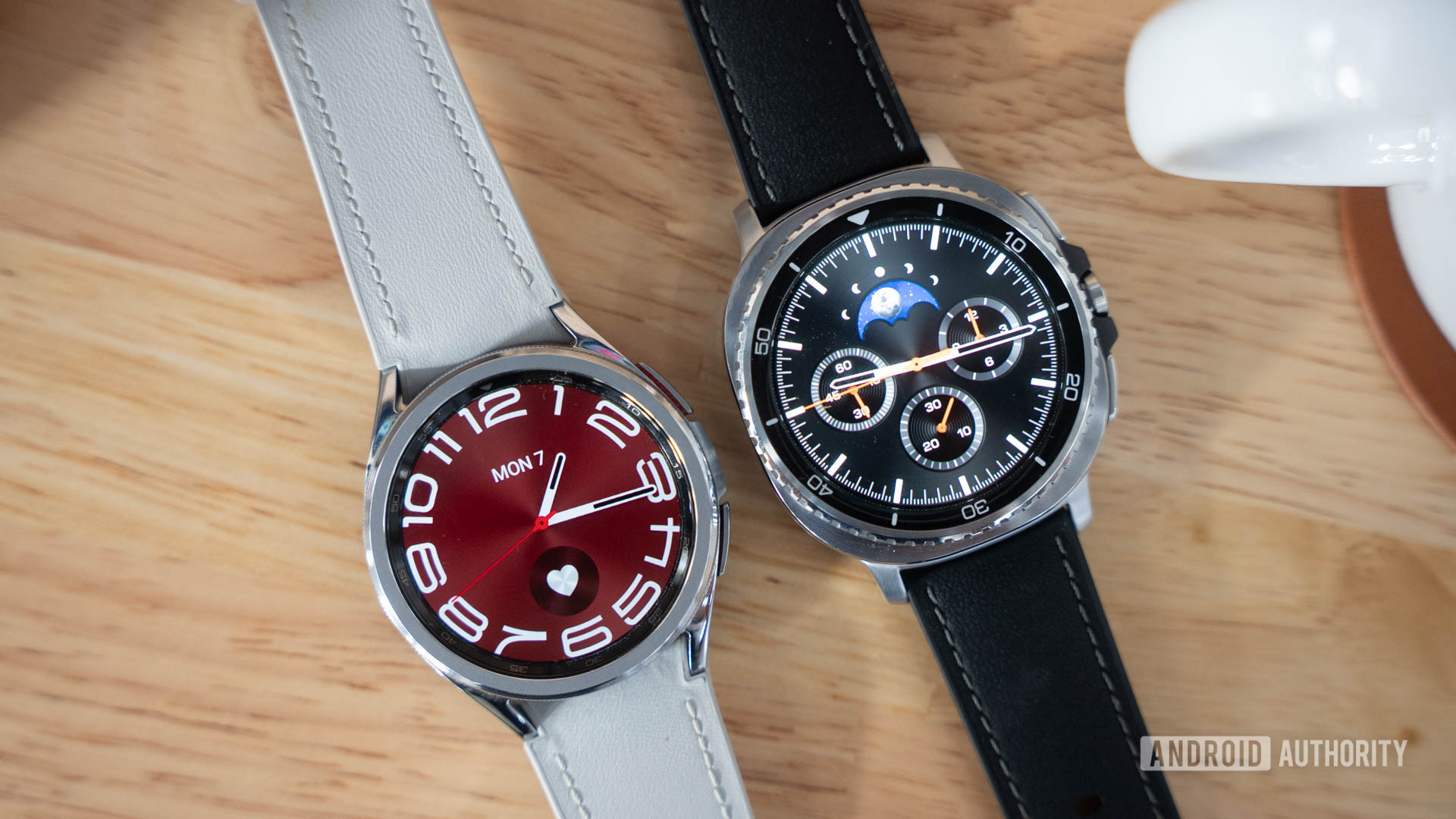 Samsung Galaxy Watch 7 Classic ao lado do Galaxy Watch 8 Classic