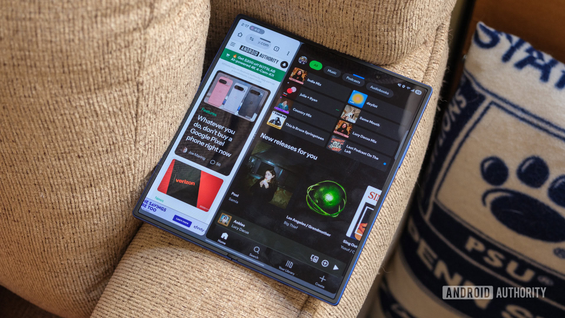 Tela dividida Samsung Galaxy Z Fold 7 Spotify cromado