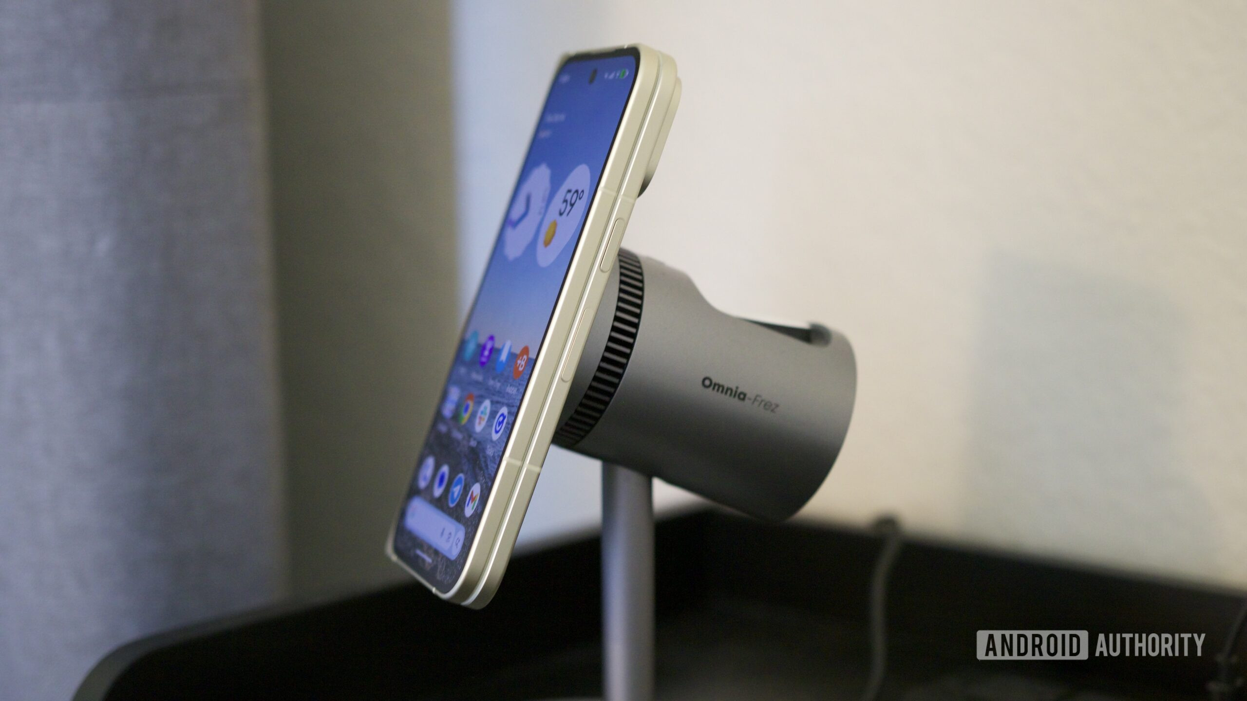 O Google Pixel 10 Pro Fold conectado a um suporte de carregamento magnético.