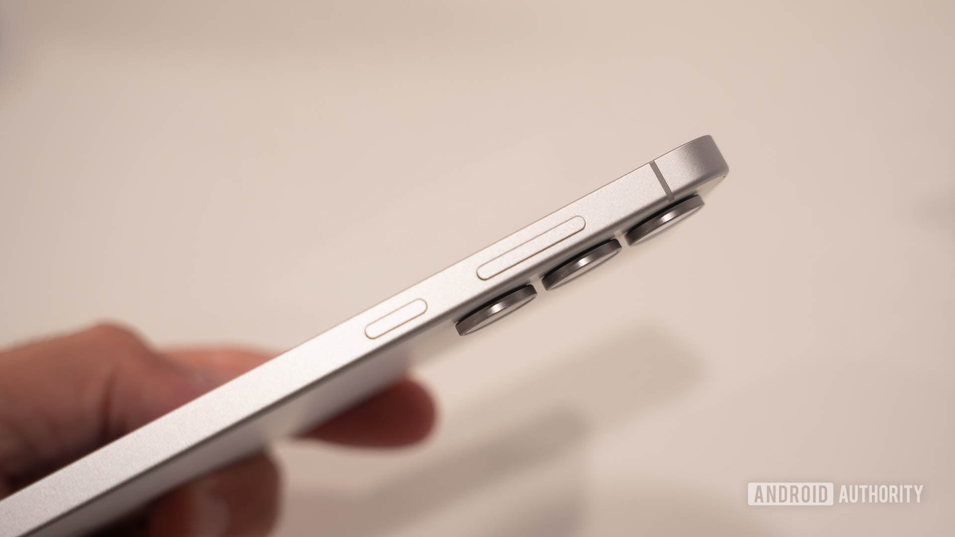 Grade lateral Samsung Galaxy S25 FE com bot&otilde;es