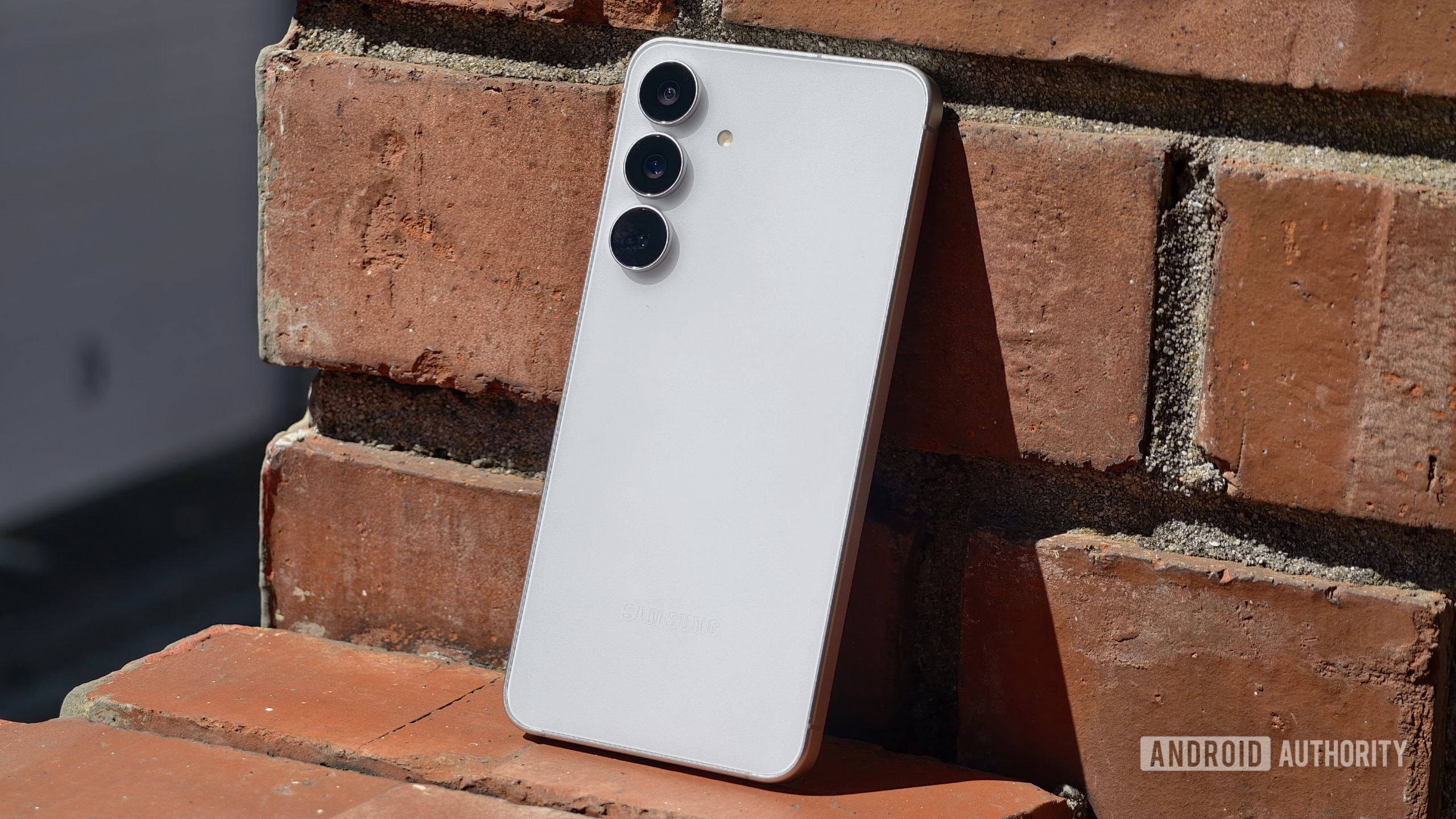 Samsung Galaxy S25 FE contra a parede mostrando as costas Samsung Galaxy S25 FE contra a parede mostrando as costas