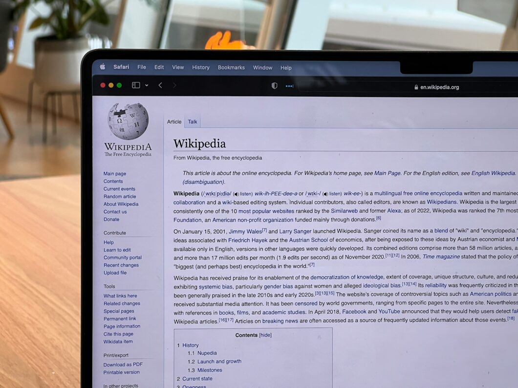 imagem de um notebook com um navegador aberto em uma página do Wikipedia
