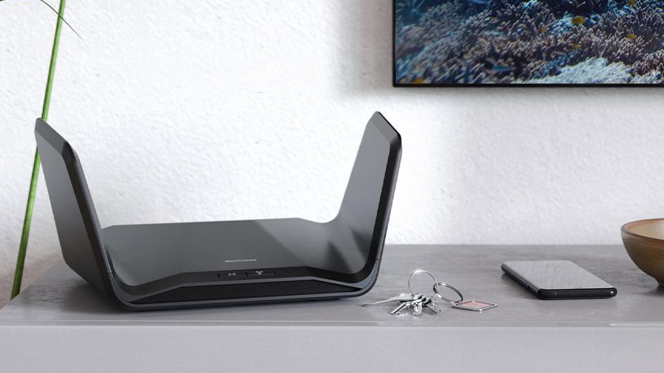 Roteador Netgear Nighthawk Wi Fi 6 (RAX70) na mesa Roteador Netgear Nighthawk Wi Fi 6 (RAX70) na mesa