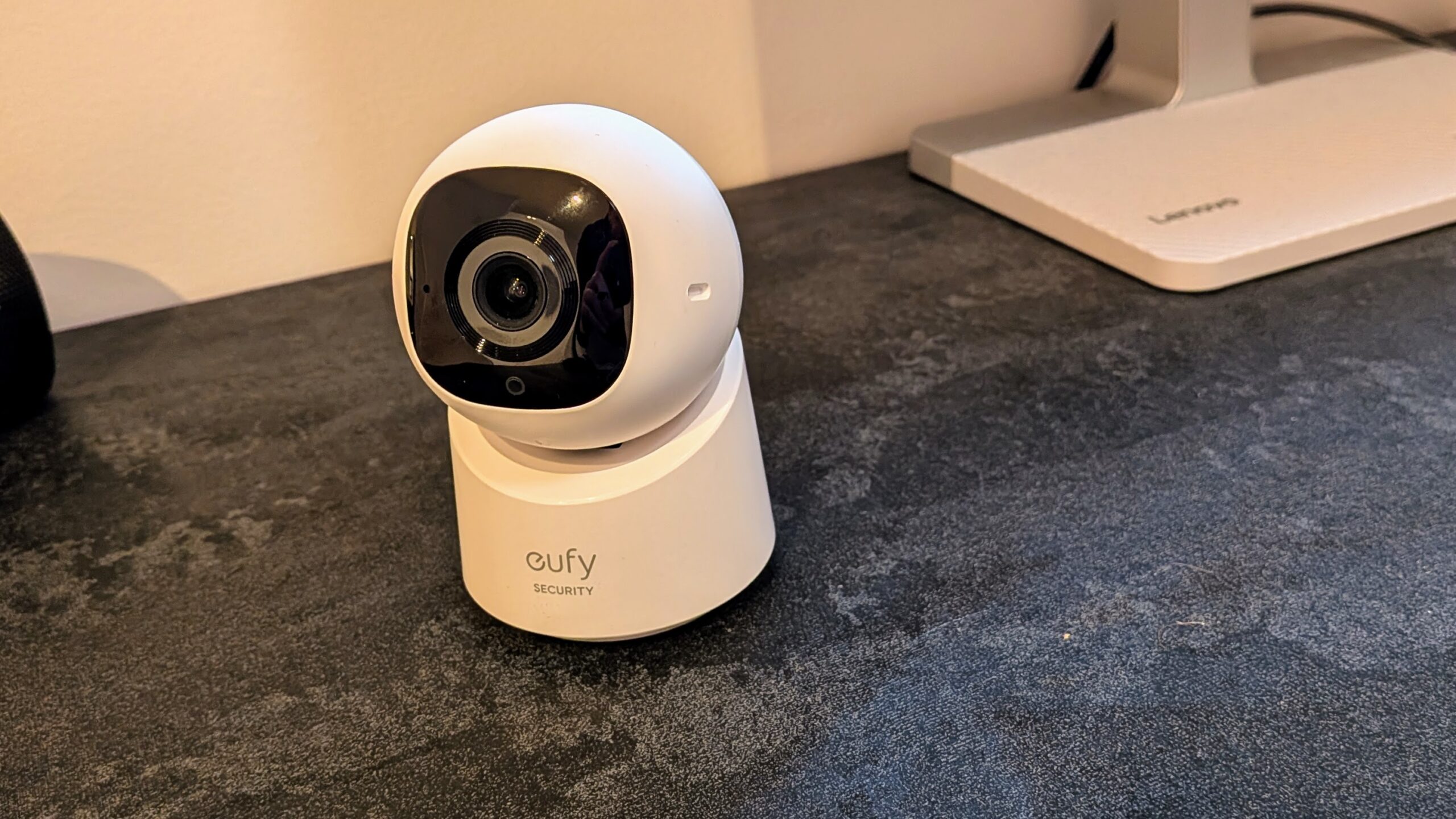 Eufy C220 na mesa Eufy C220 na mesa
