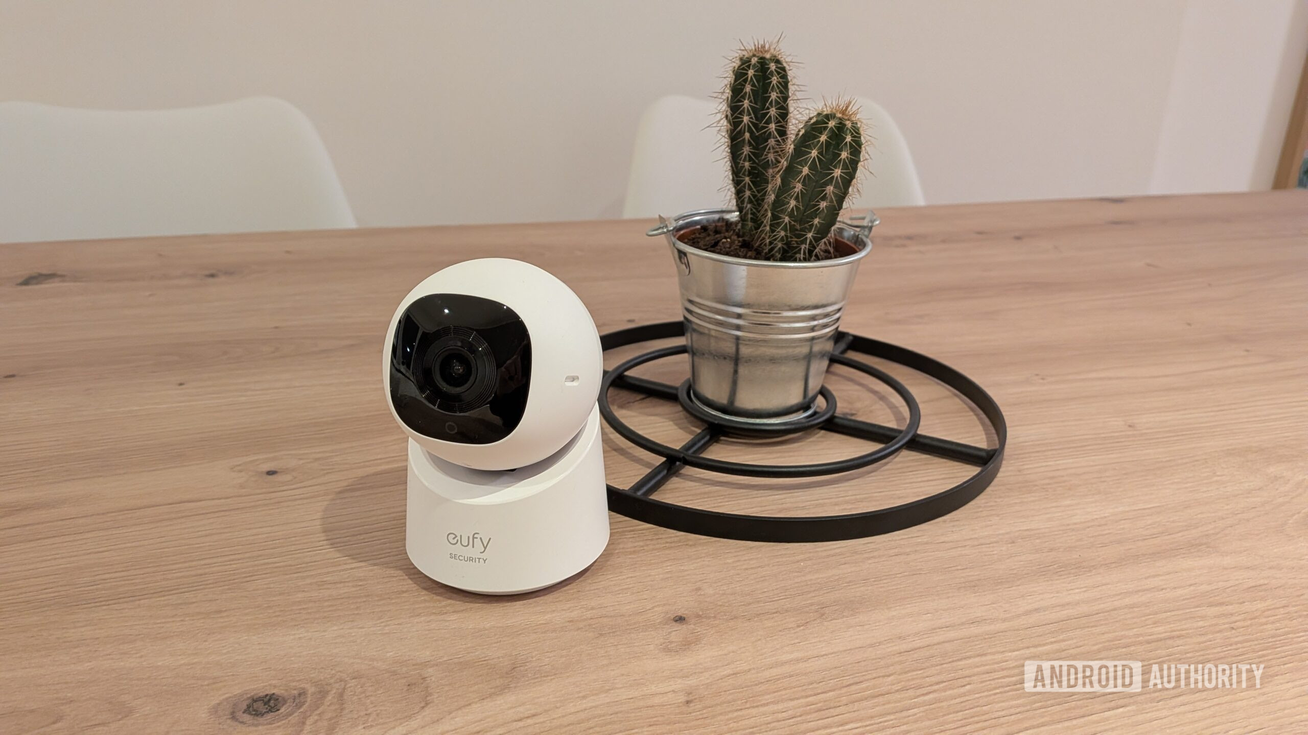 Eufy C220 na mesa Eufy C220 na mesa