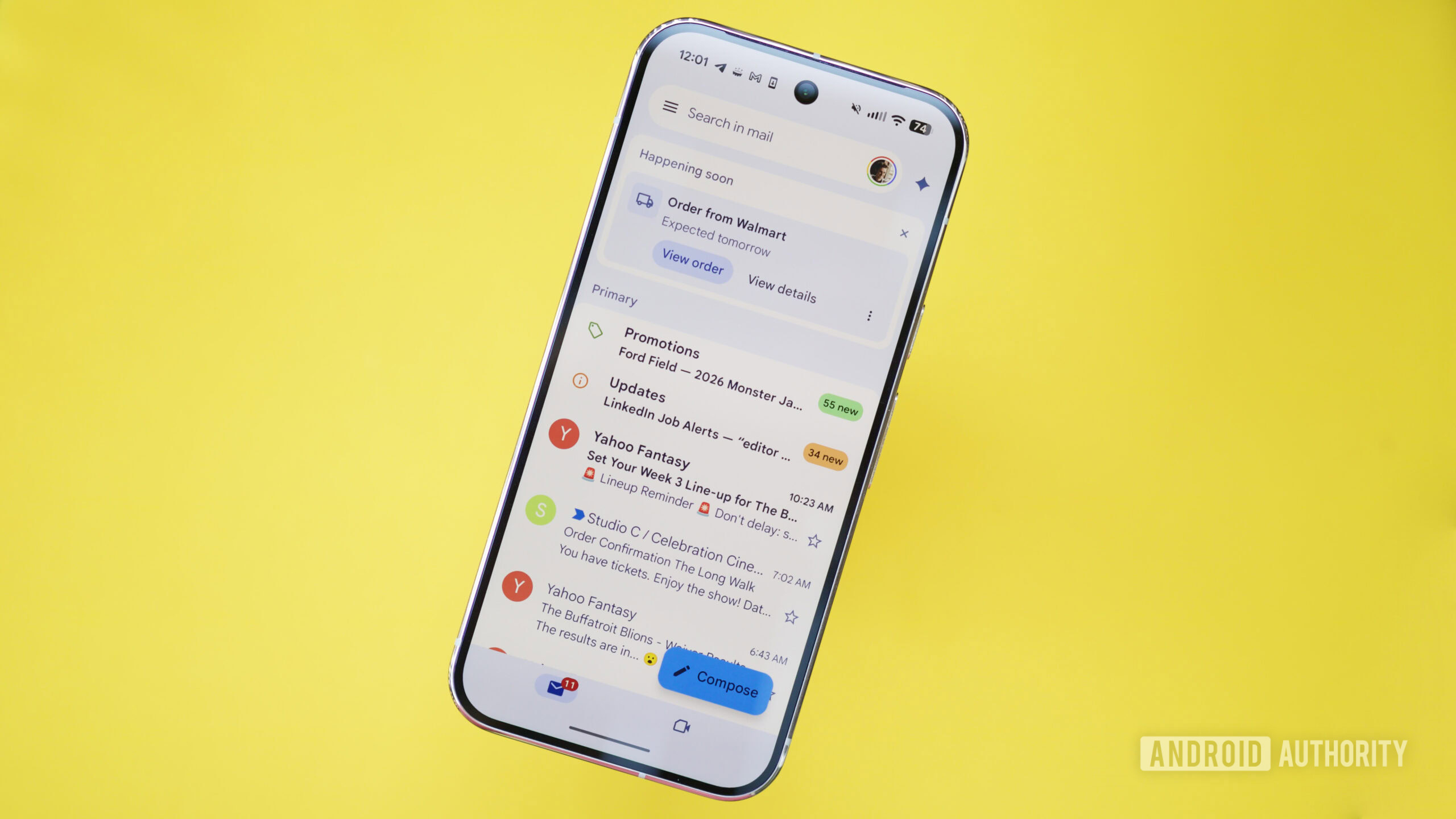 aplicativo Gmail para Android, setembro de 2025, herói 2 O aplicativo Gmail em execução em um smartphone Pixel, com um fundo amarelo atrás dele.