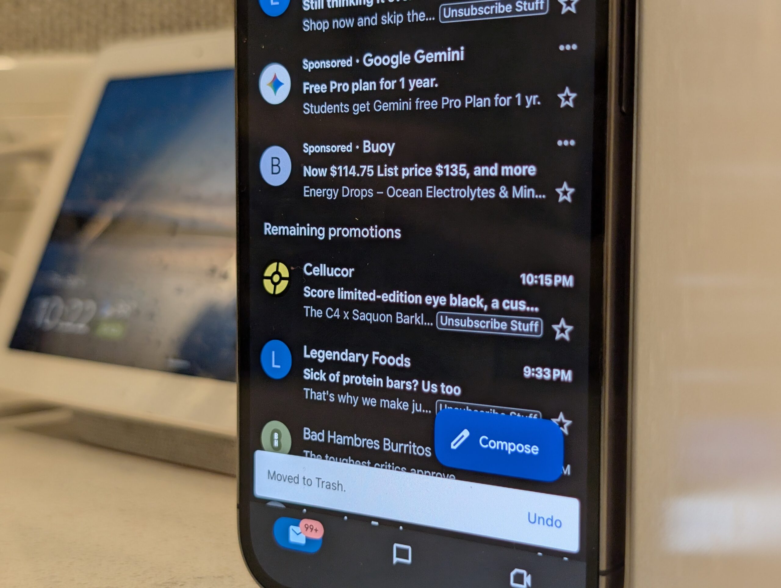 Aplicativo Gmail no iPhone, destacando os e-mails patrocinados