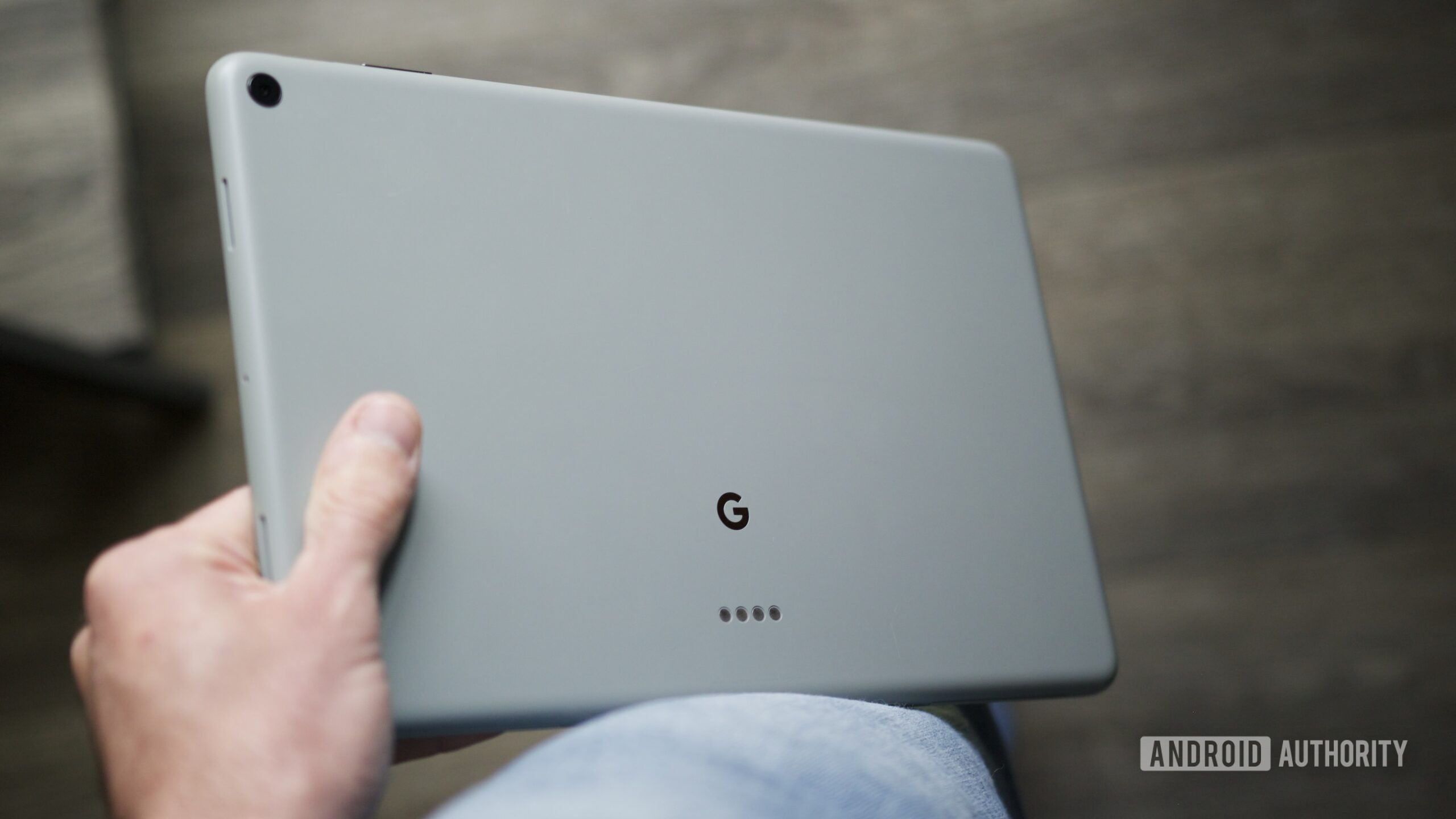 google pixel tablet revisitar outubro de 2025 11 Alguém segurando o Google Pixel Tablet.