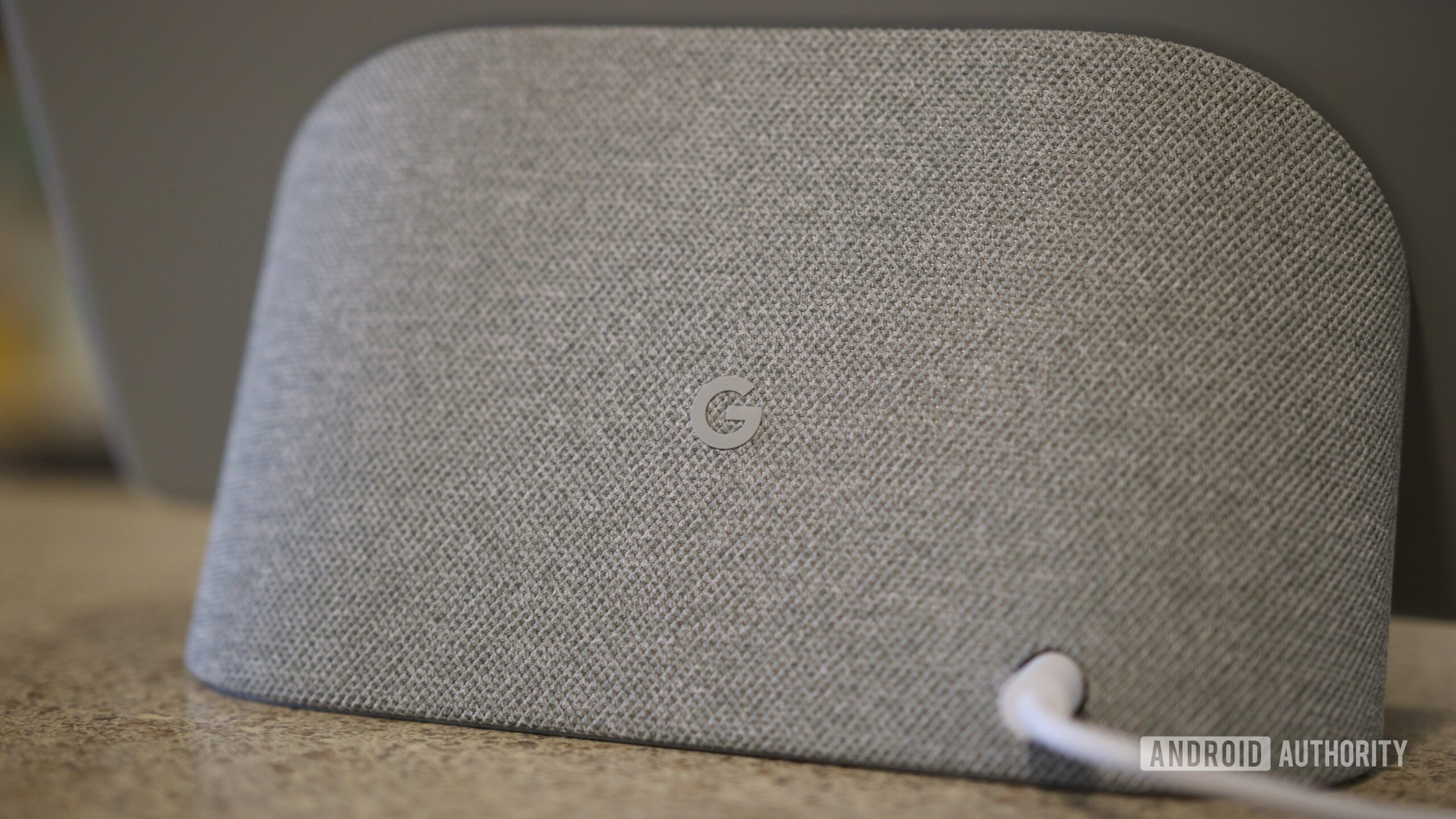 google pixel tablet revisitado em outubro de 2025 7 Um close do logotipo do Google na base do alto-falante do Pixel Tablet.