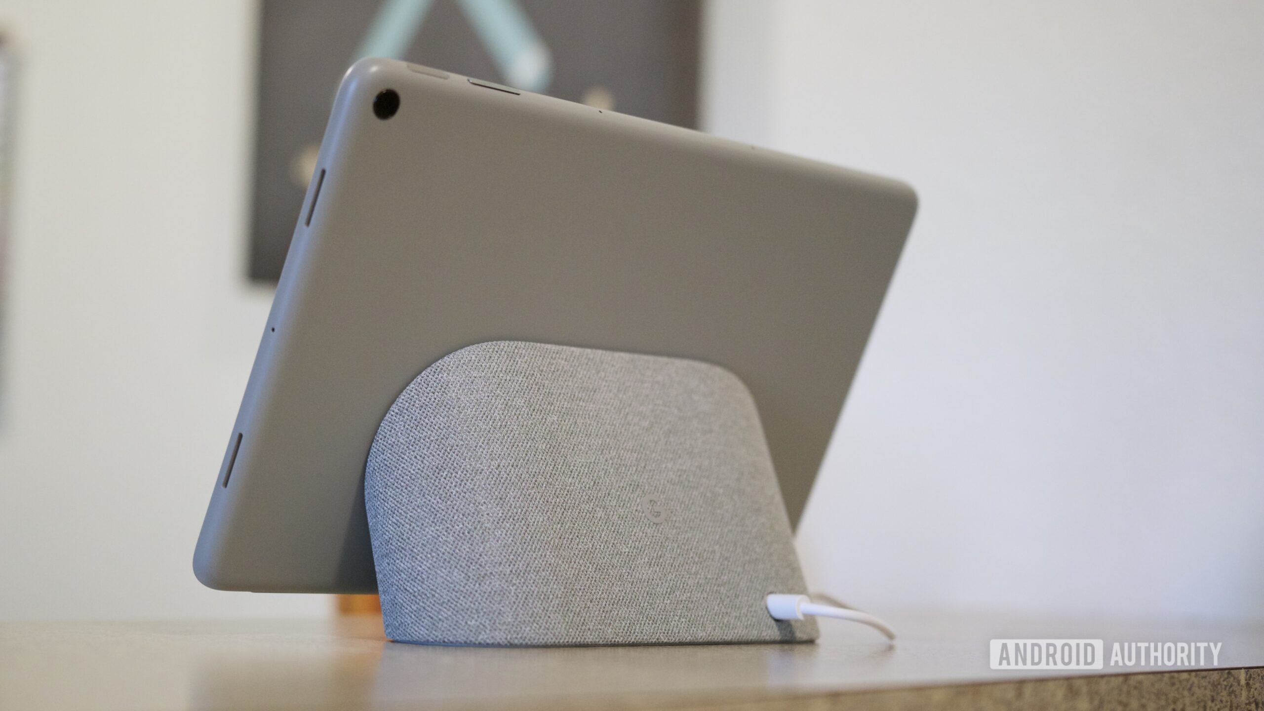google pixel tablet revisitado em outubro de 2025 8 O Google Pixel Tablet conectado ao dock de alto-falante, sobre o balcão da cozinha.