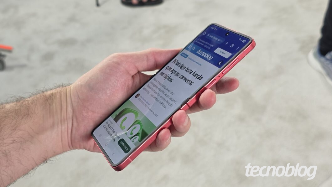 Mão segurando o Samsung Galaxy Z Flip 7 aberto