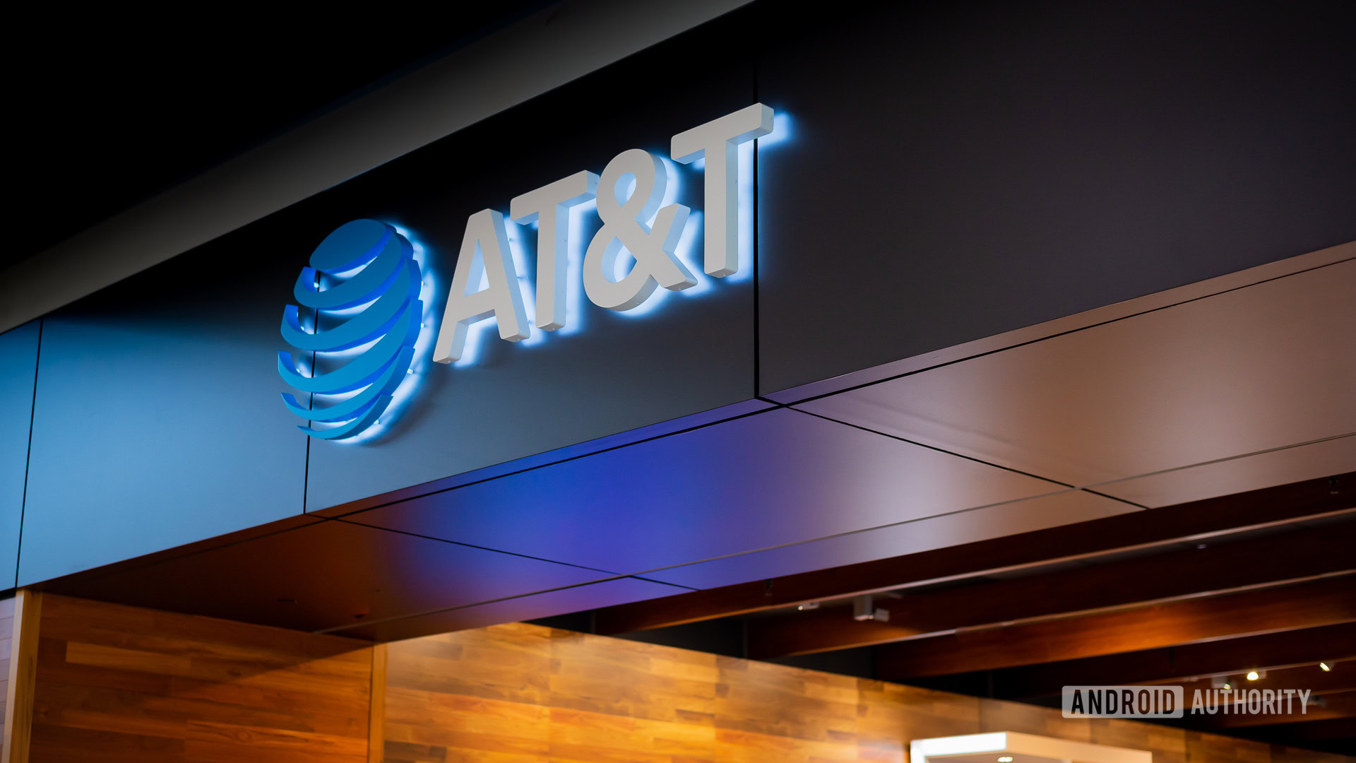 Um logotipo da AT&T exibido em um espaço de varejo.