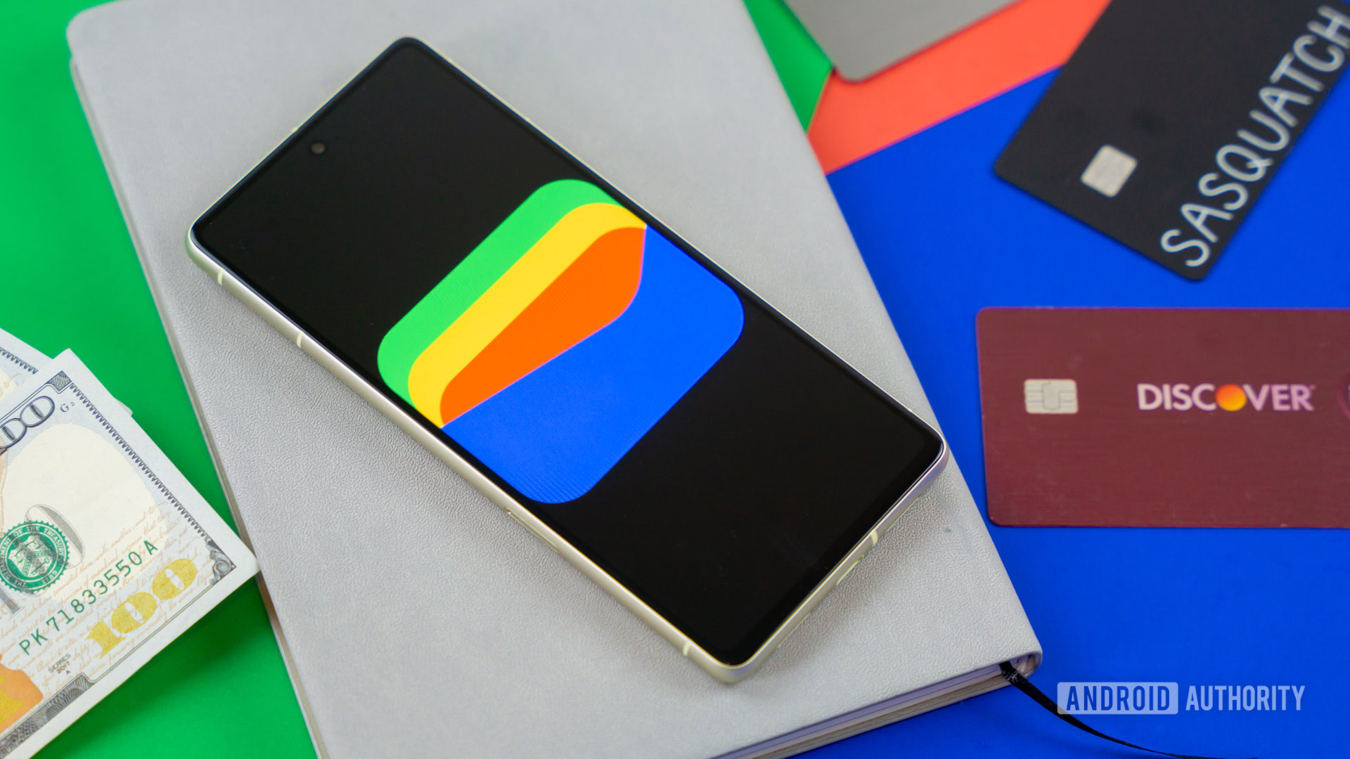 Logotipo da Google Wallet no smartphone ao lado de cartões de crédito e dinheiro Foto de stock 9