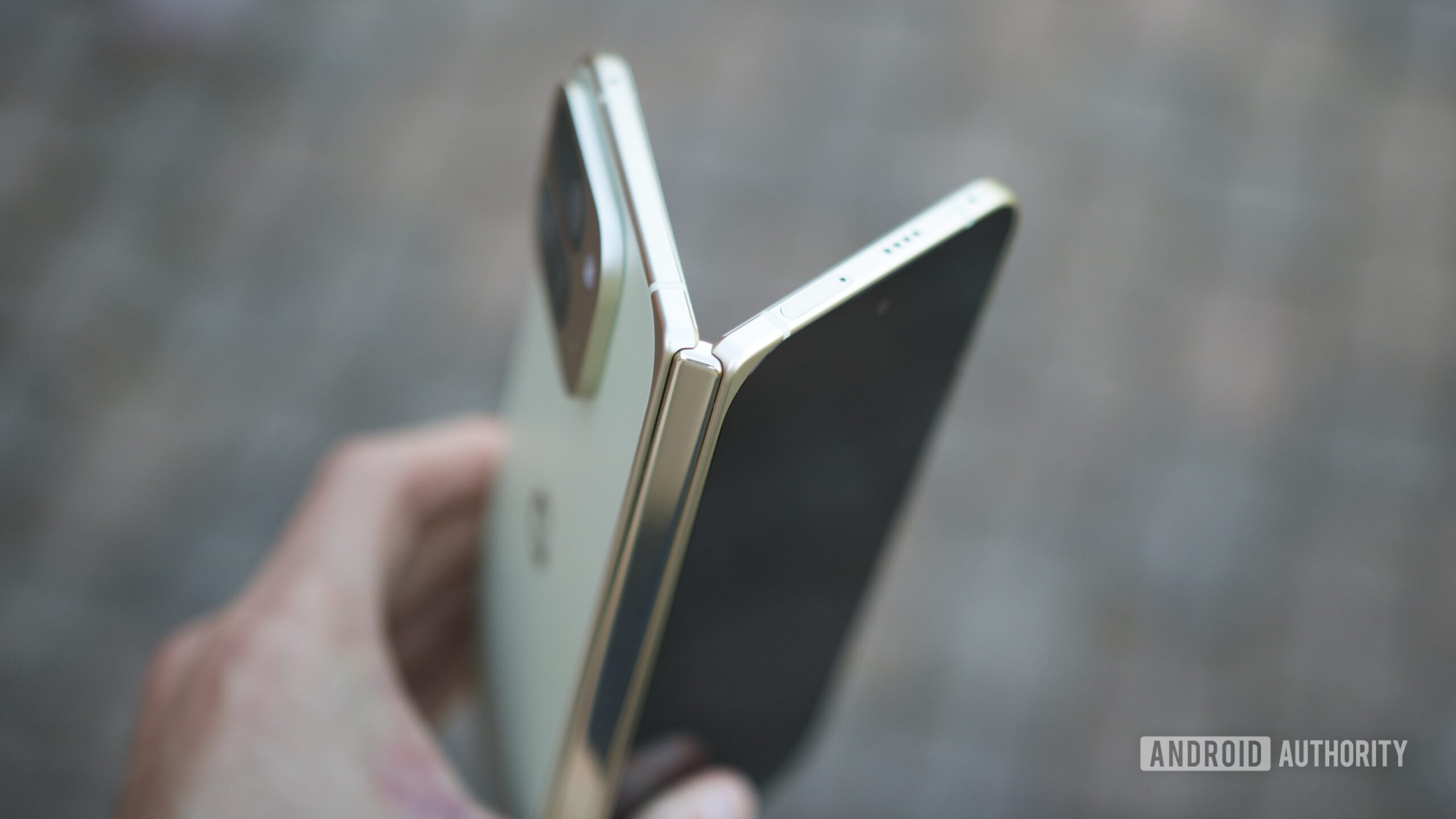 O Google Pixel 10 Pro Fold entreaberto, mostrando sua dobradi&ccedil;a.