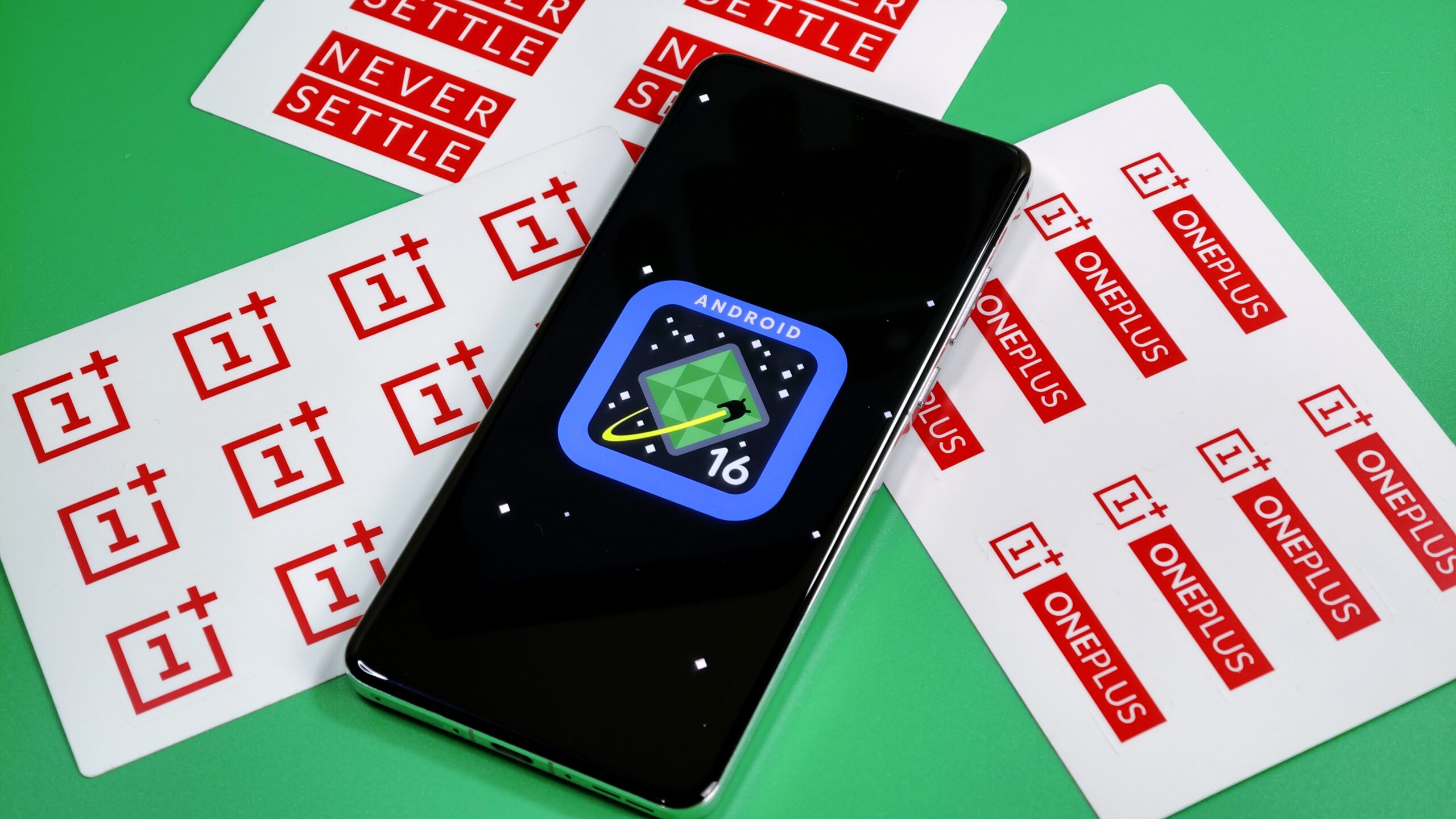Foto do logotipo do Android 16 em um OnePlus 13