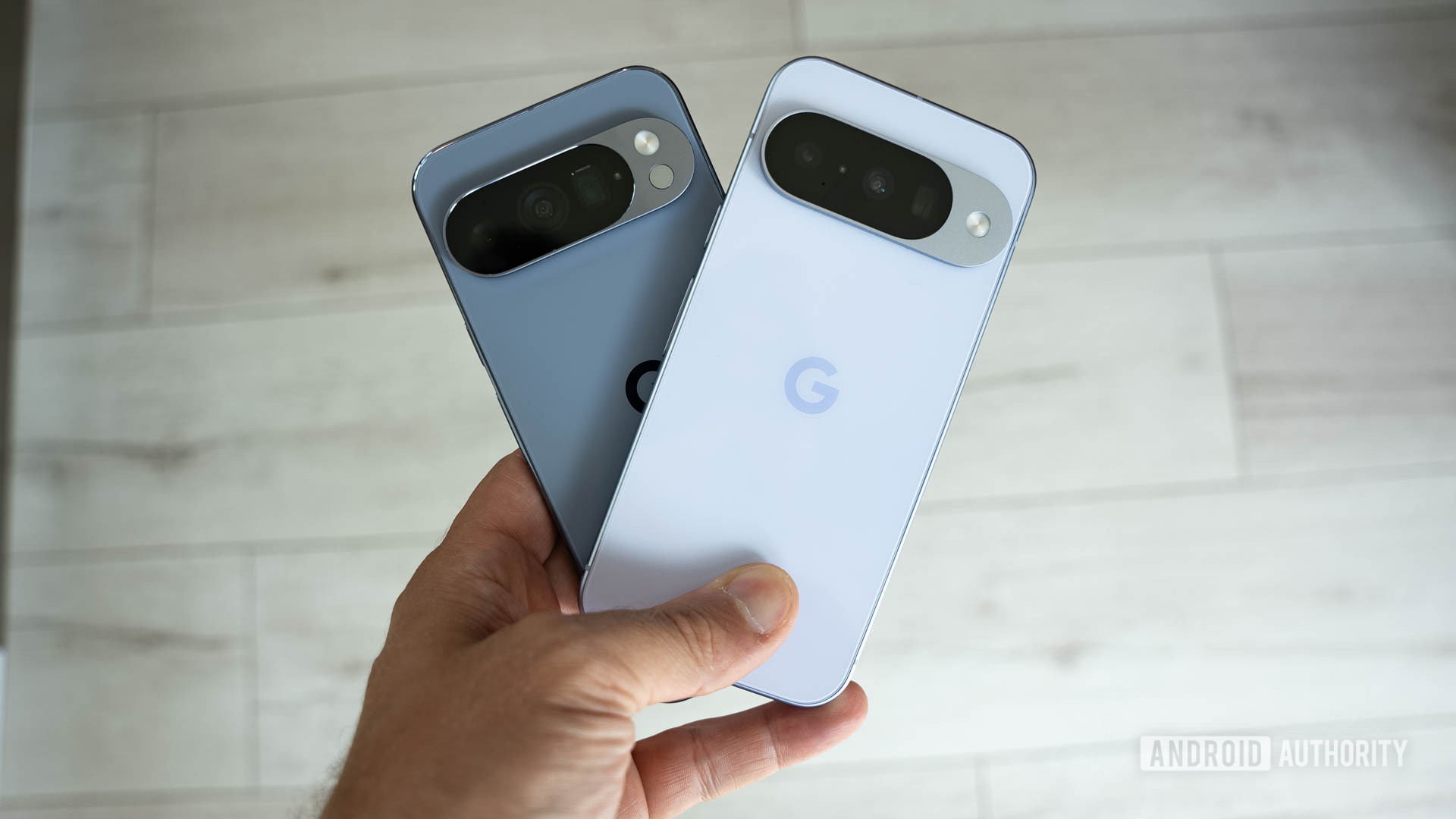 Google Pixel 10 em Frost vs Google Pixel 10 Pro em Moonstone (2 de 5)