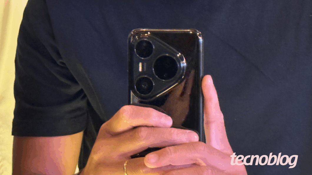 Imagem exibe traseira do celular Huawei Pura 80 na cor preta, com destaque para o módulo de câmeras