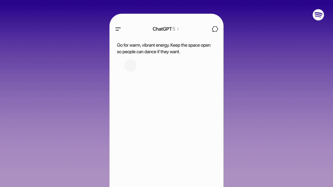 GIF de demonstração de integração do ChatGPT com Spotify. O usuário pede que o Spotify crie uma playlist com artistas latinos que estão entre suas músicas mais tocadas. O Spotify gera uma playlist e a apresenta na conversa com o ChatGPT. O usuário clica em um botão e abre a playlist no Spotify.