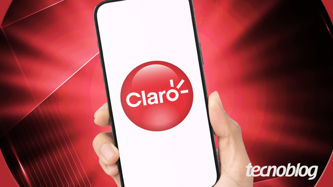Mão segurando smartphone. Na tela está a marca da Claro.