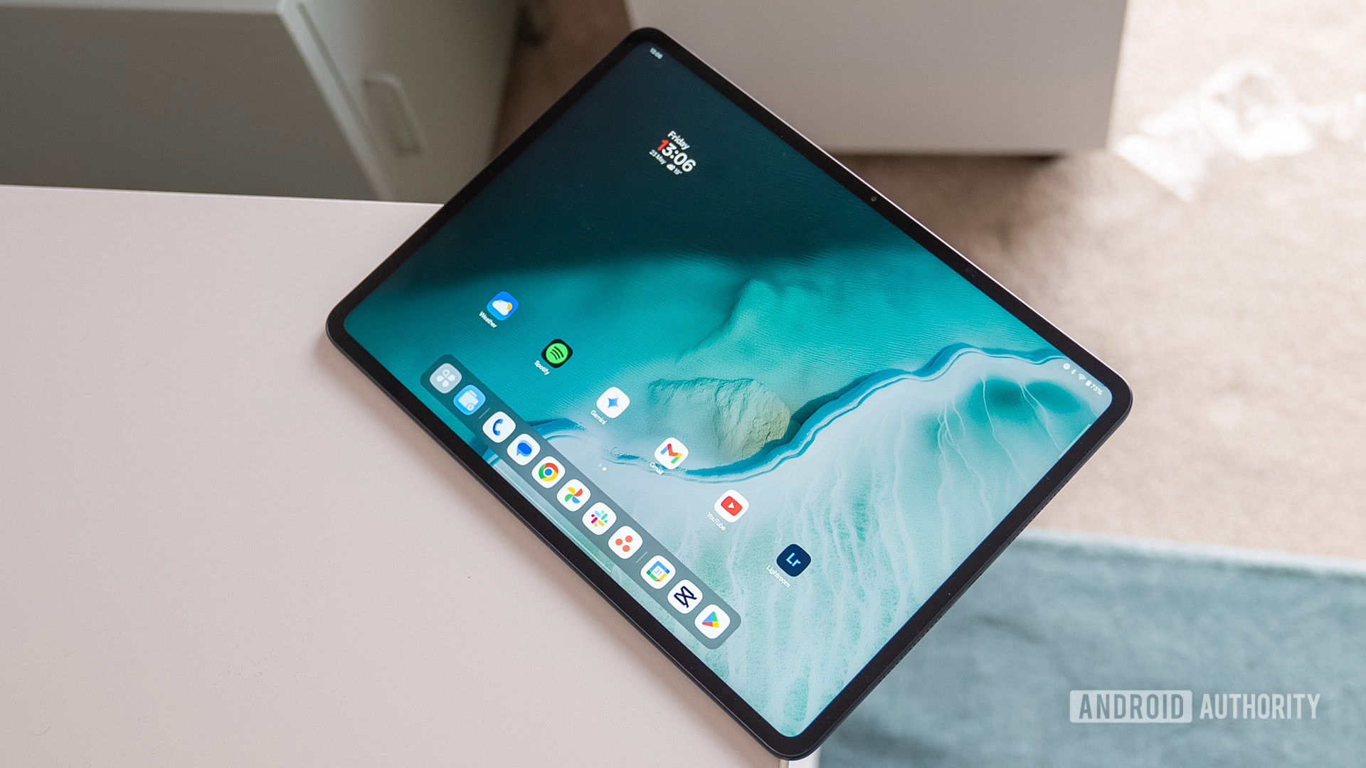 OnePlus Pad 3 na mesa mostrando exibição