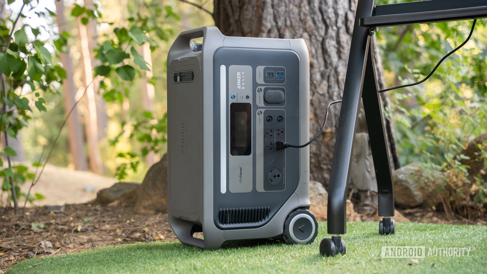 Estação de energia portátil Anker SOLIX F3000 alimentando a TV verticalmente 13