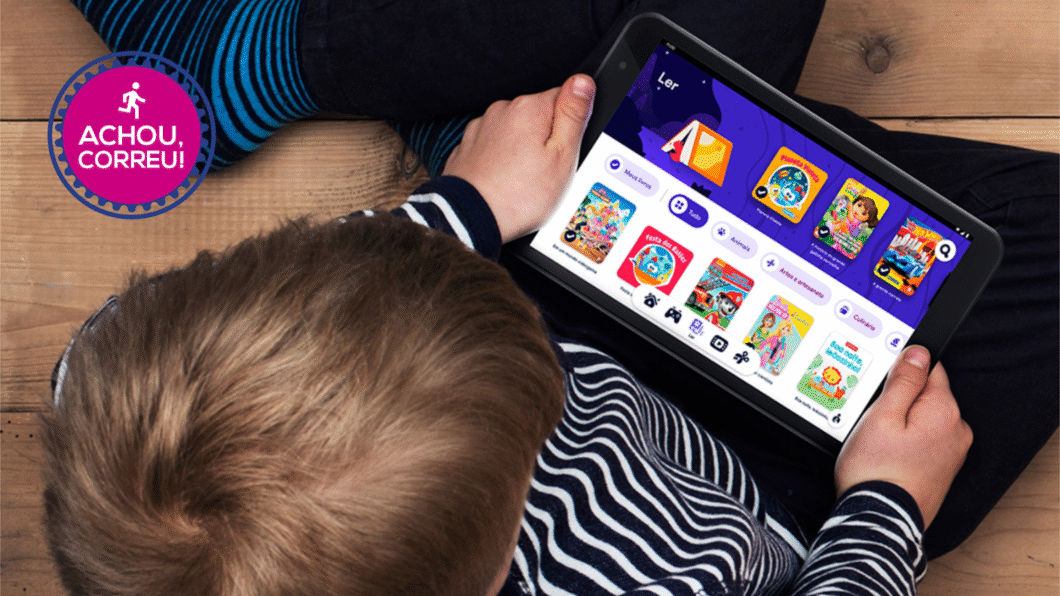 Criança segurando tablet no colo