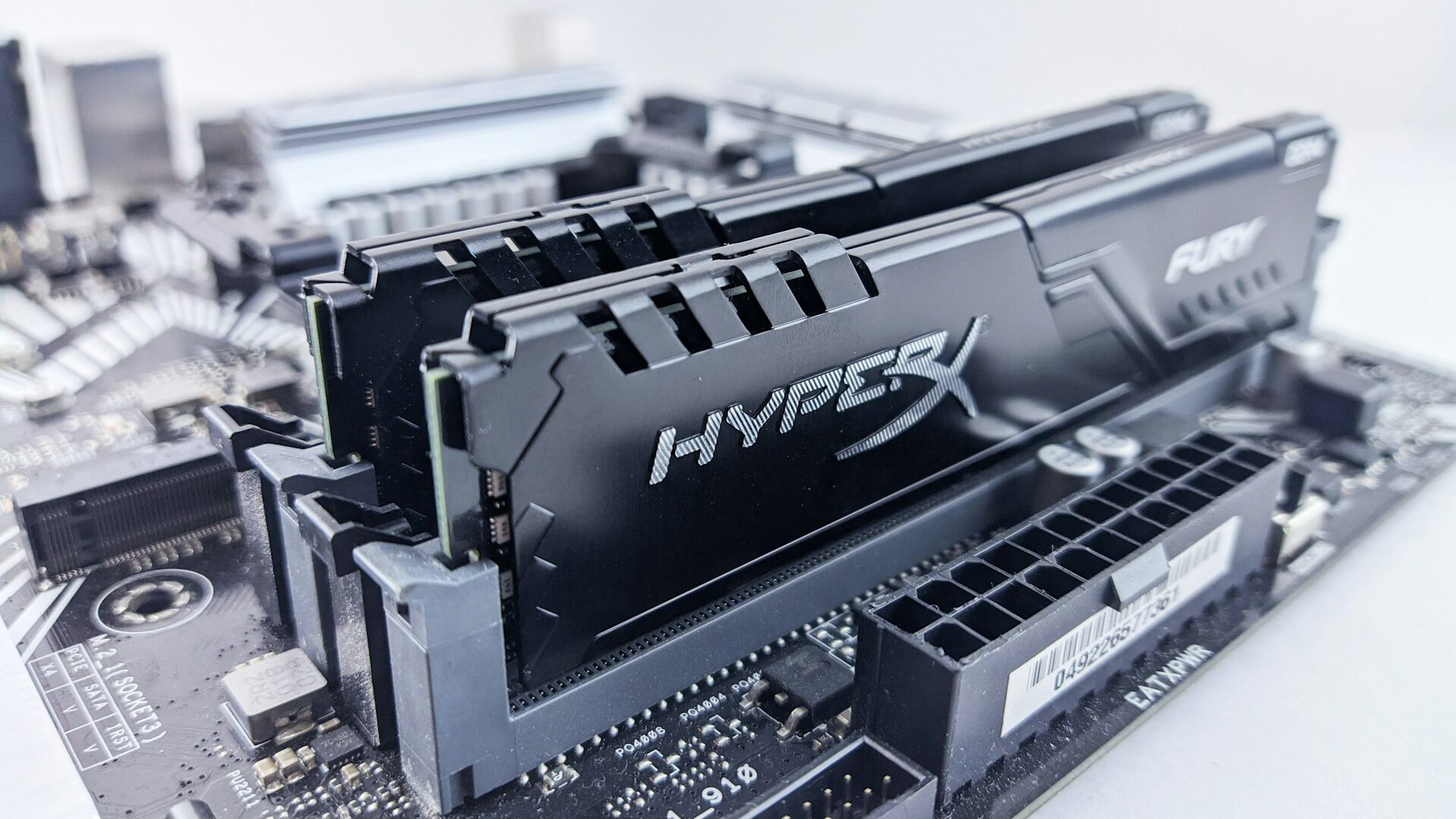 imagem de uma placa mãe com dois pentes de memória ram