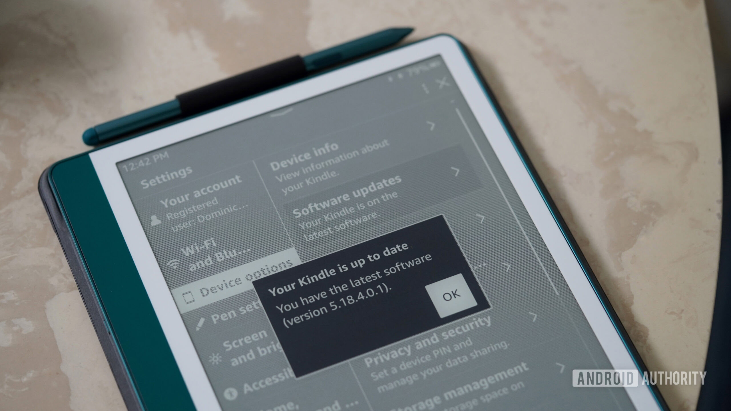 Atualizações de software do Amazon Kindle Scribe Um Amazon Kindle Scribe exibe uma mensagem de atualização de software.