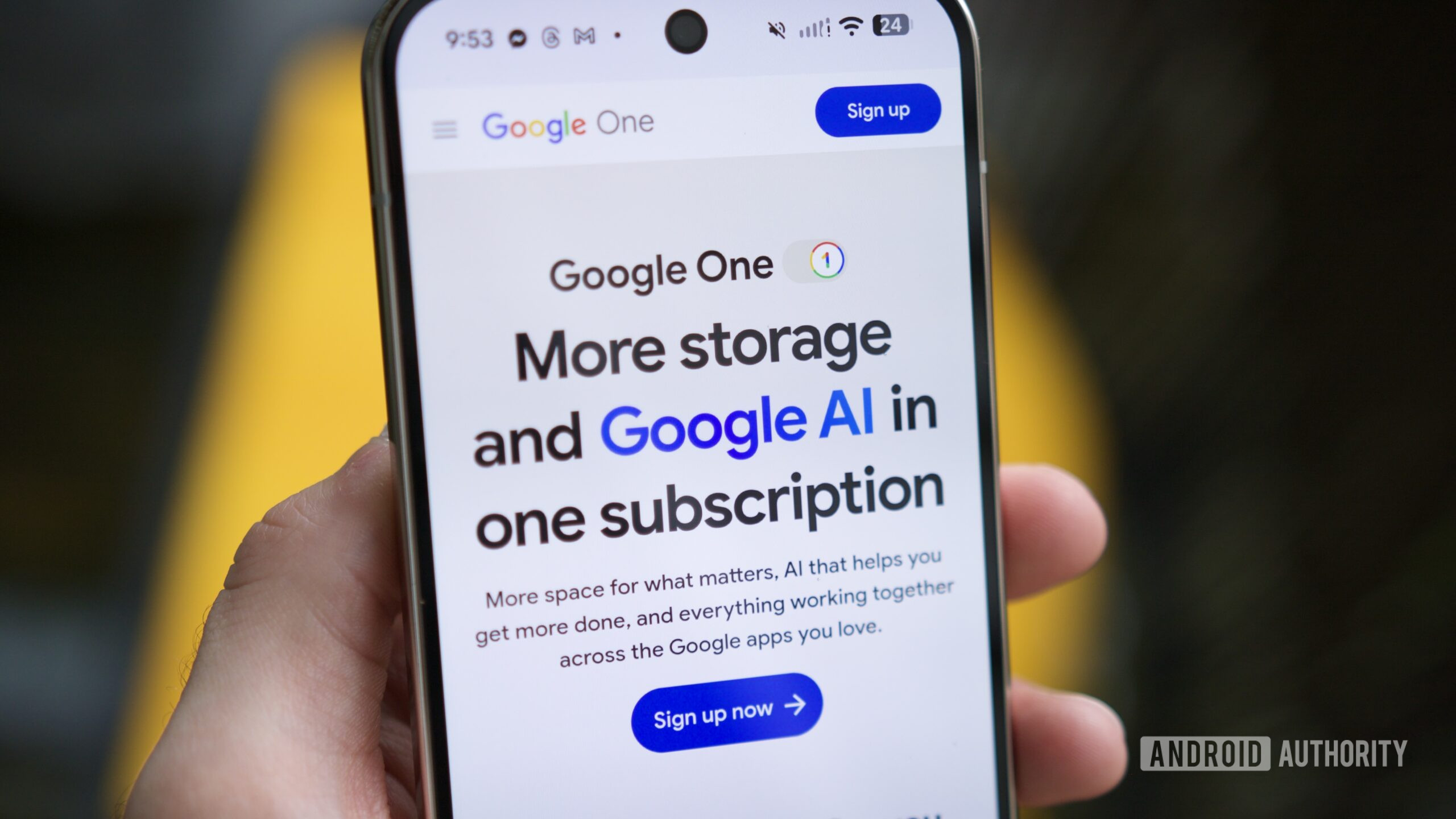 Site do Google One em execução em um smartphone Pixel.